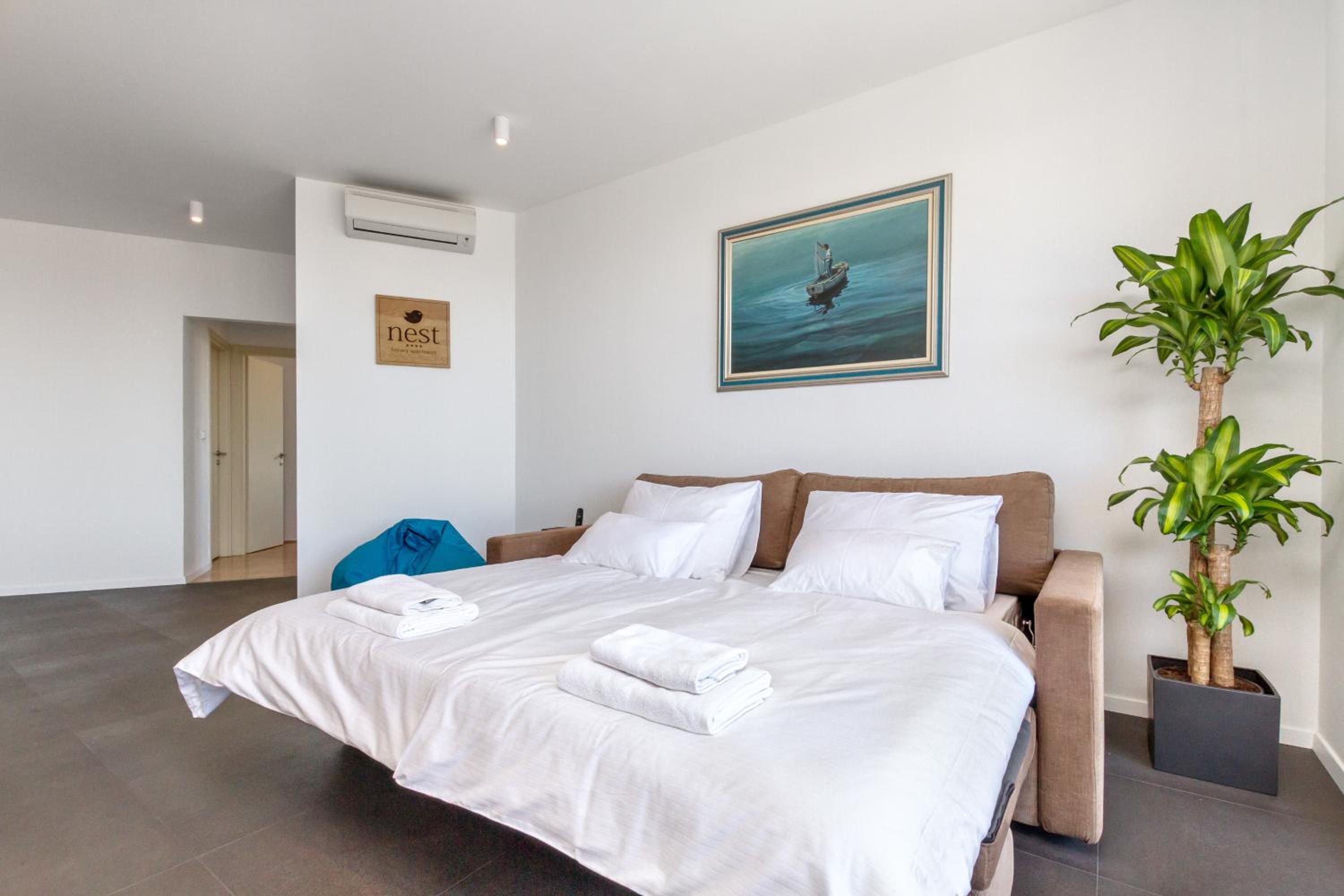 Apartment with Sea View - Photo 3