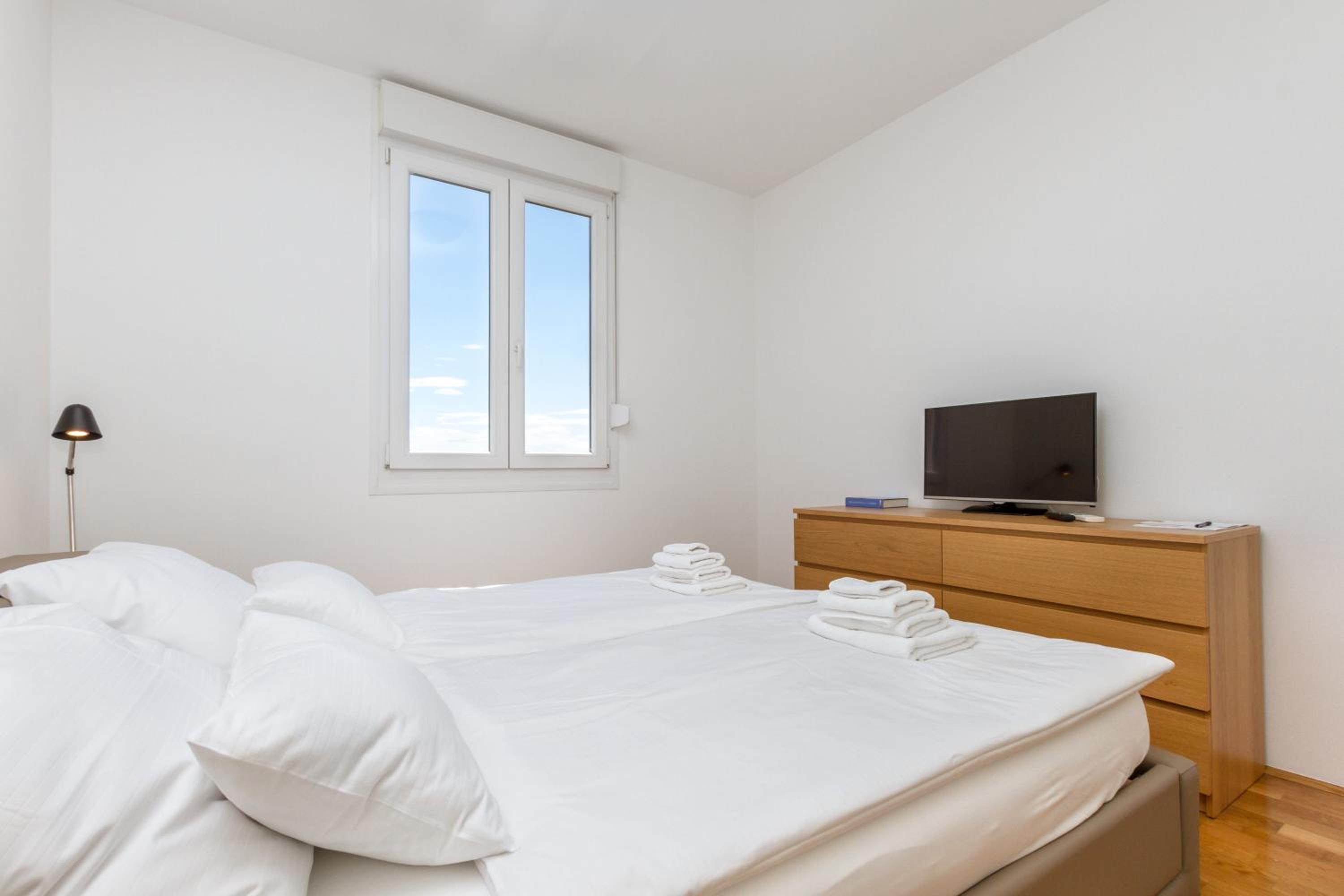 Apartment with Sea View - Photo 10