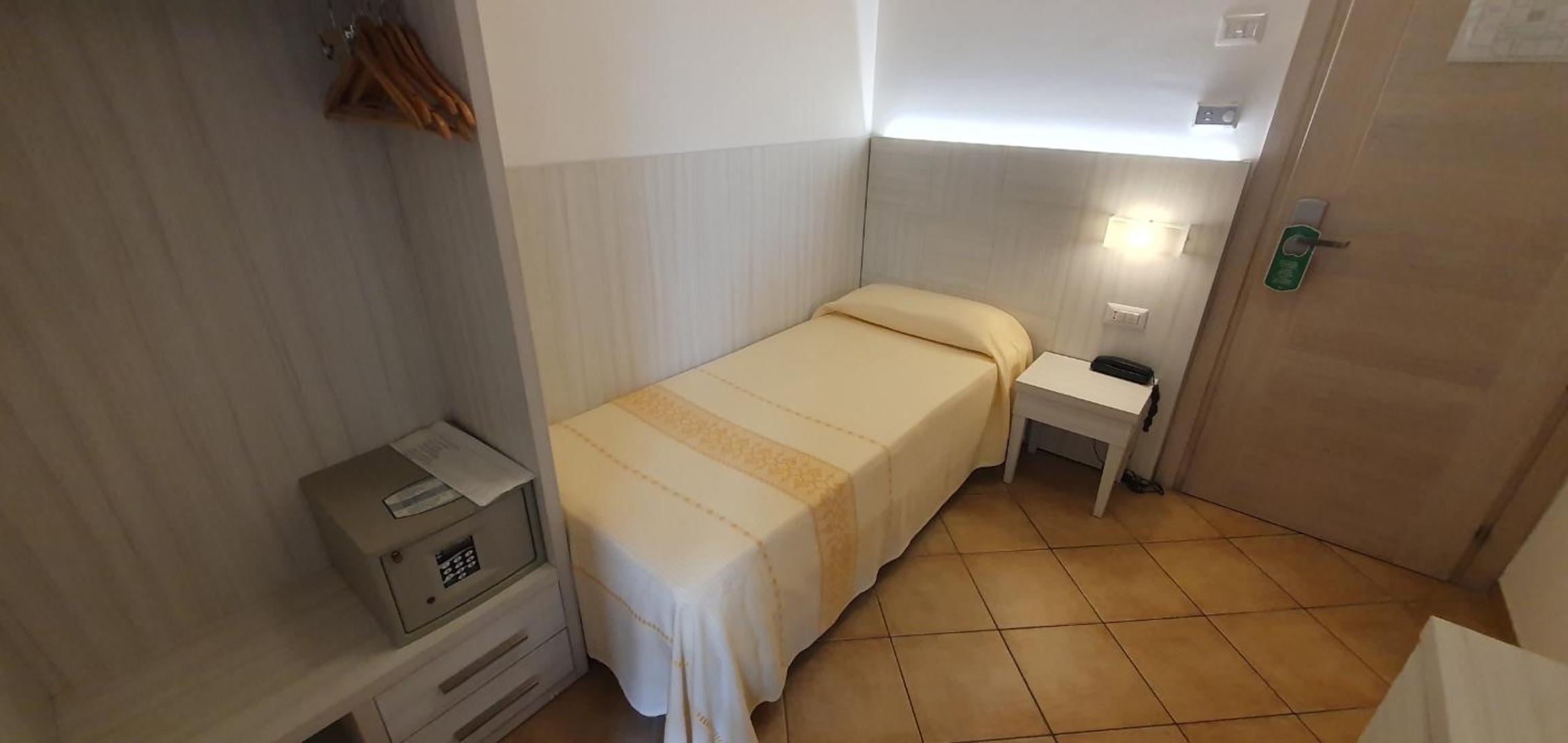 Small Single Room photo 2