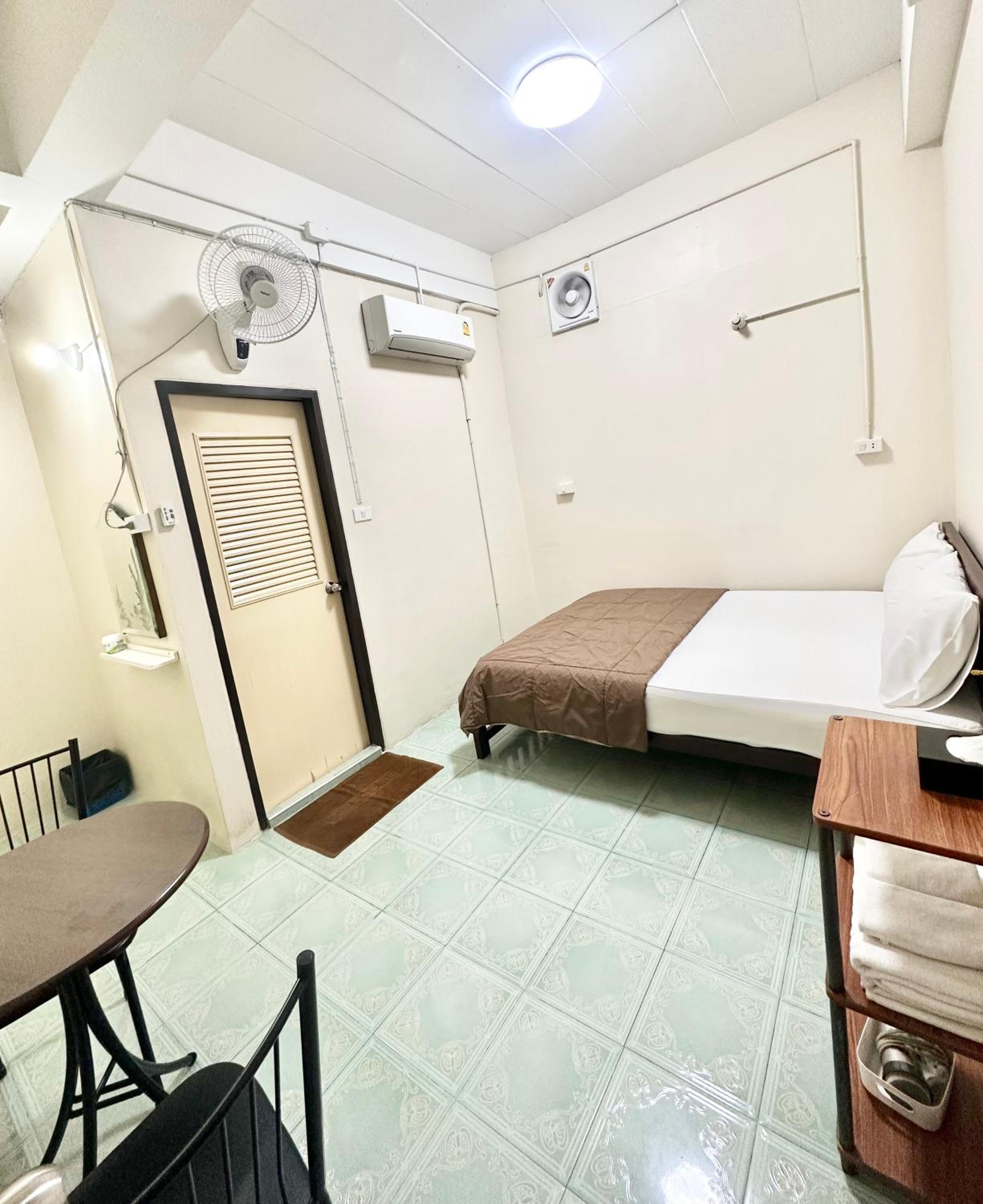 Standard Queen Room - Photo 9
