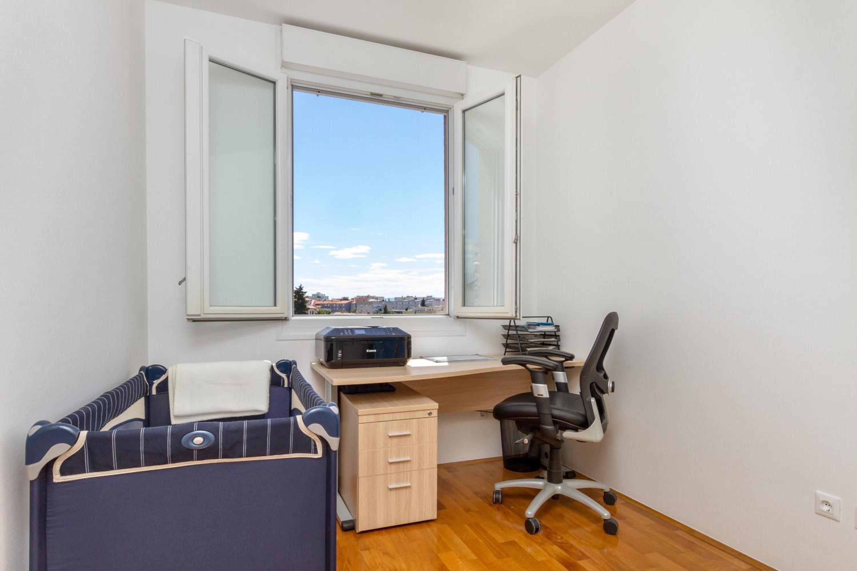 Apartment with Sea View - Photo 6