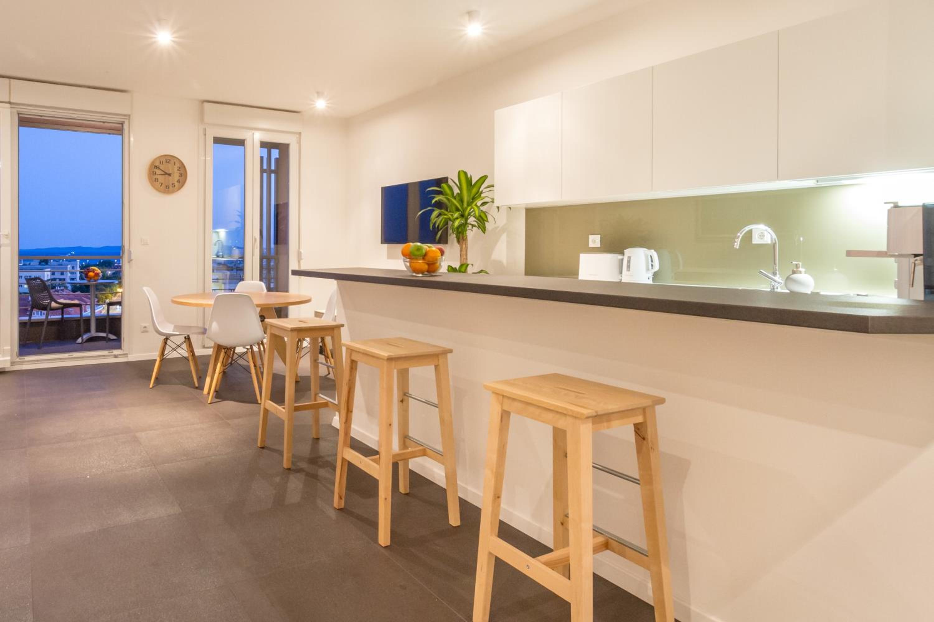 Apartment with Sea View - Photo 8