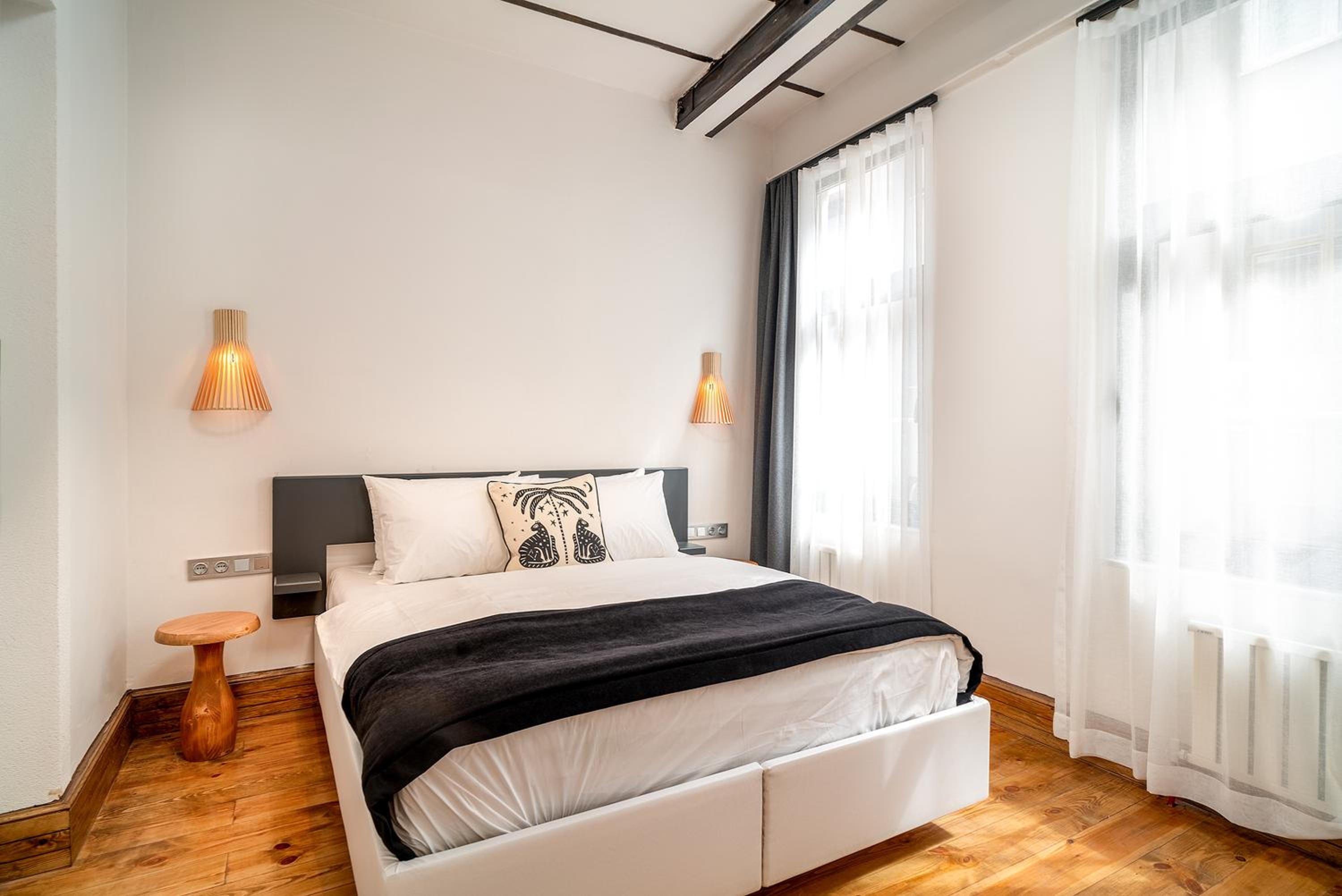 One-Bedroom Standard Apartment photo 2