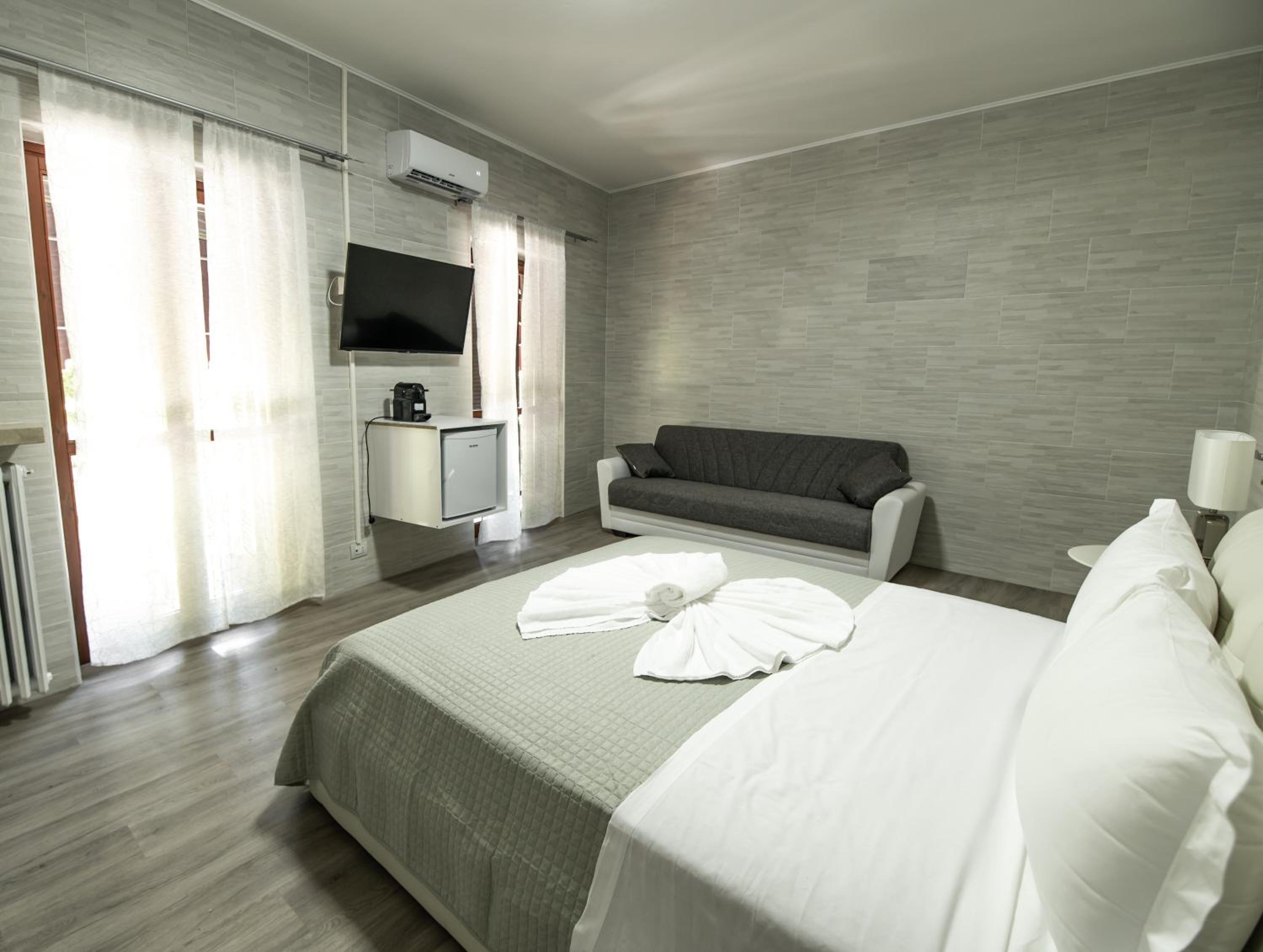 Queen Room with Pool View