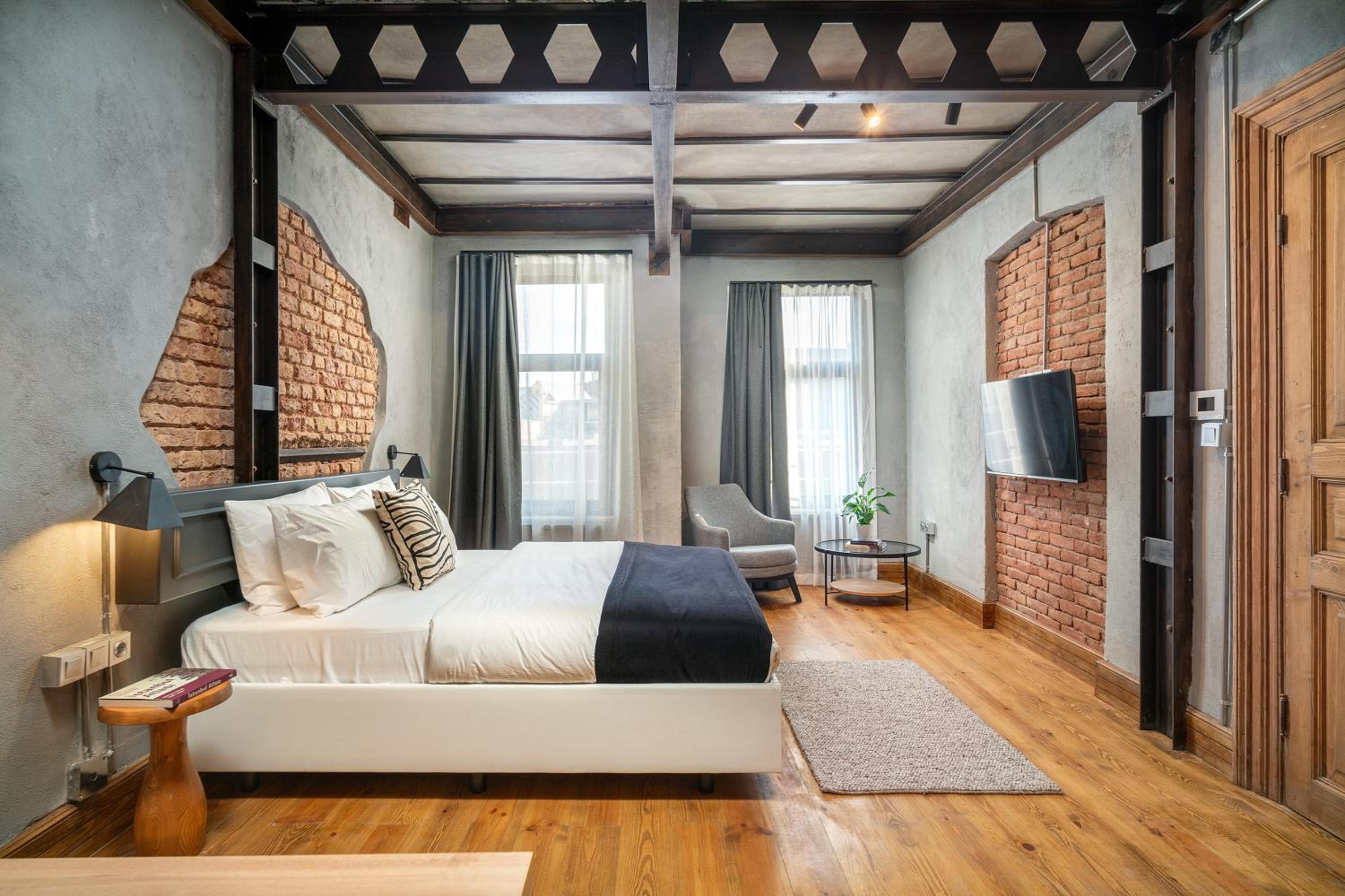 Classic One-Bedroom Apartment with King Bed photo 2