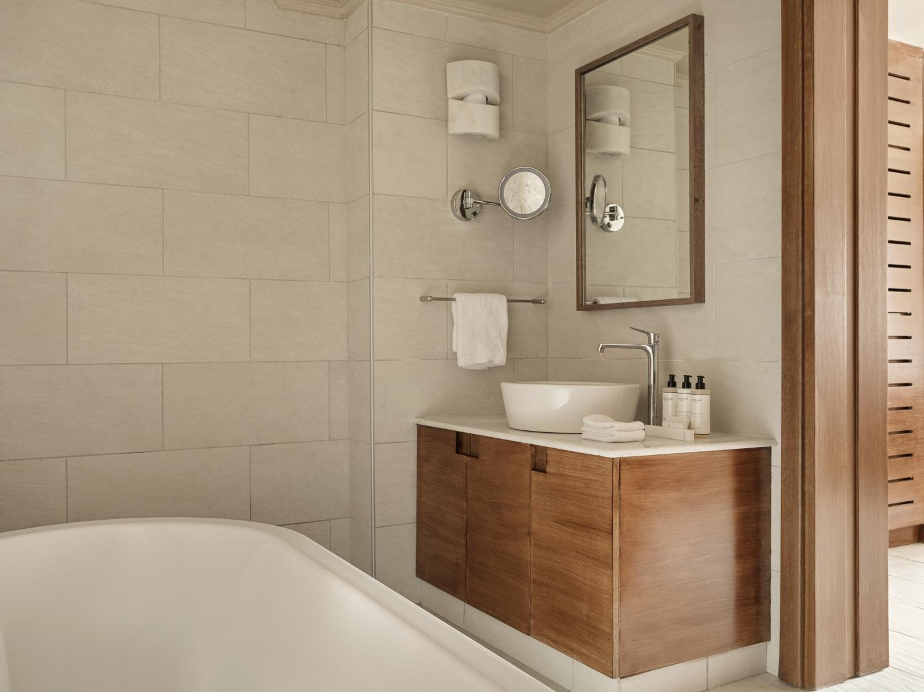 Beach Front One-Bedroom King Suite with Private Pool thumbnail 5