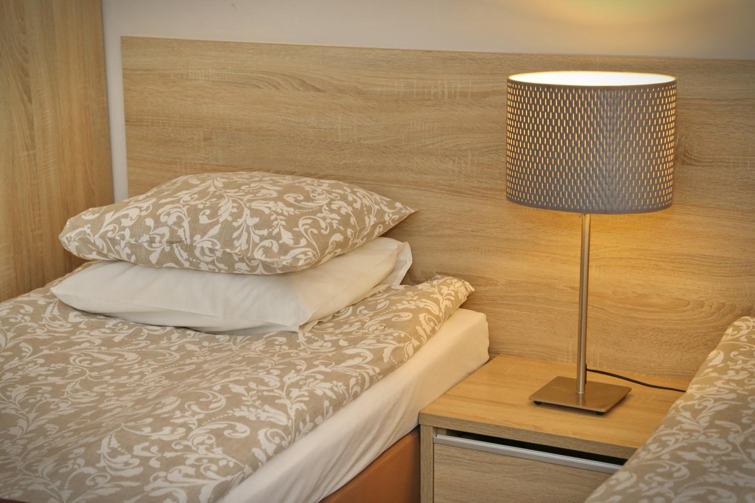 Twin Room with Private Bathroom - Photo 4