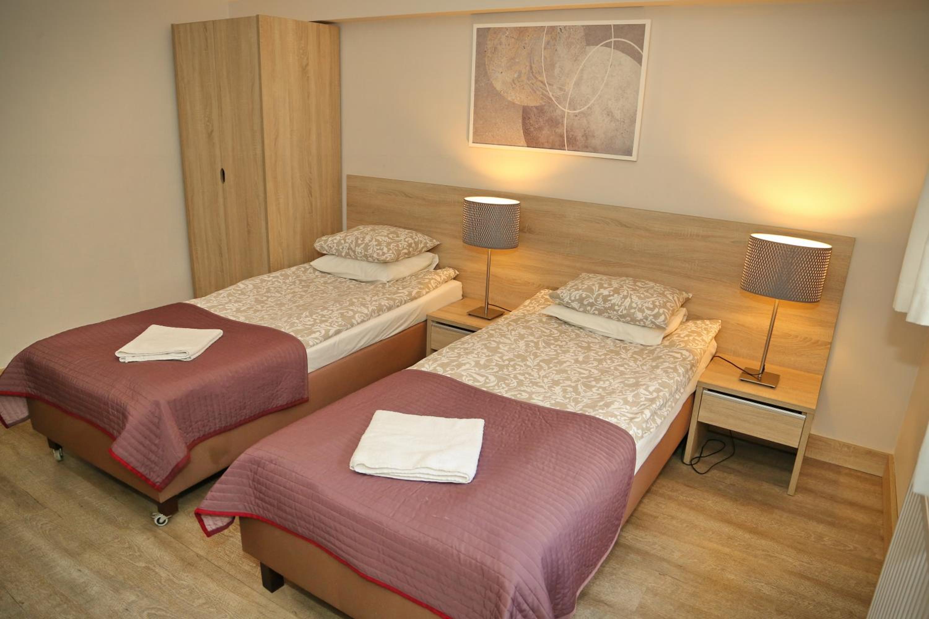 Twin Room with Private Bathroom - Photo 5