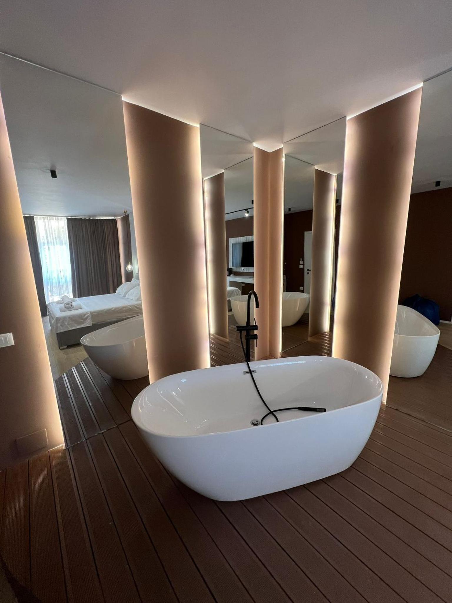 Superior King Suite photo 3