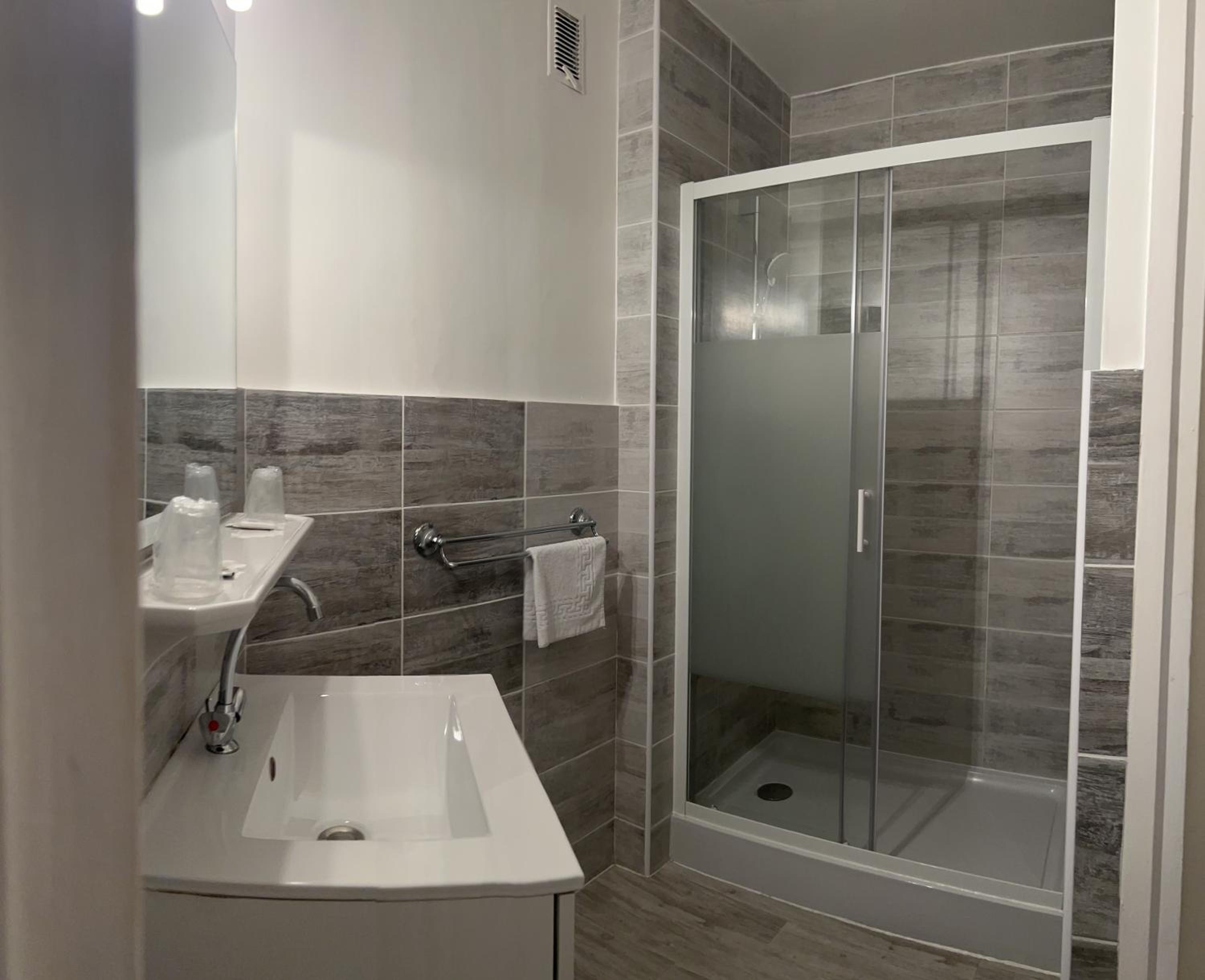 Double Room - Photo 3