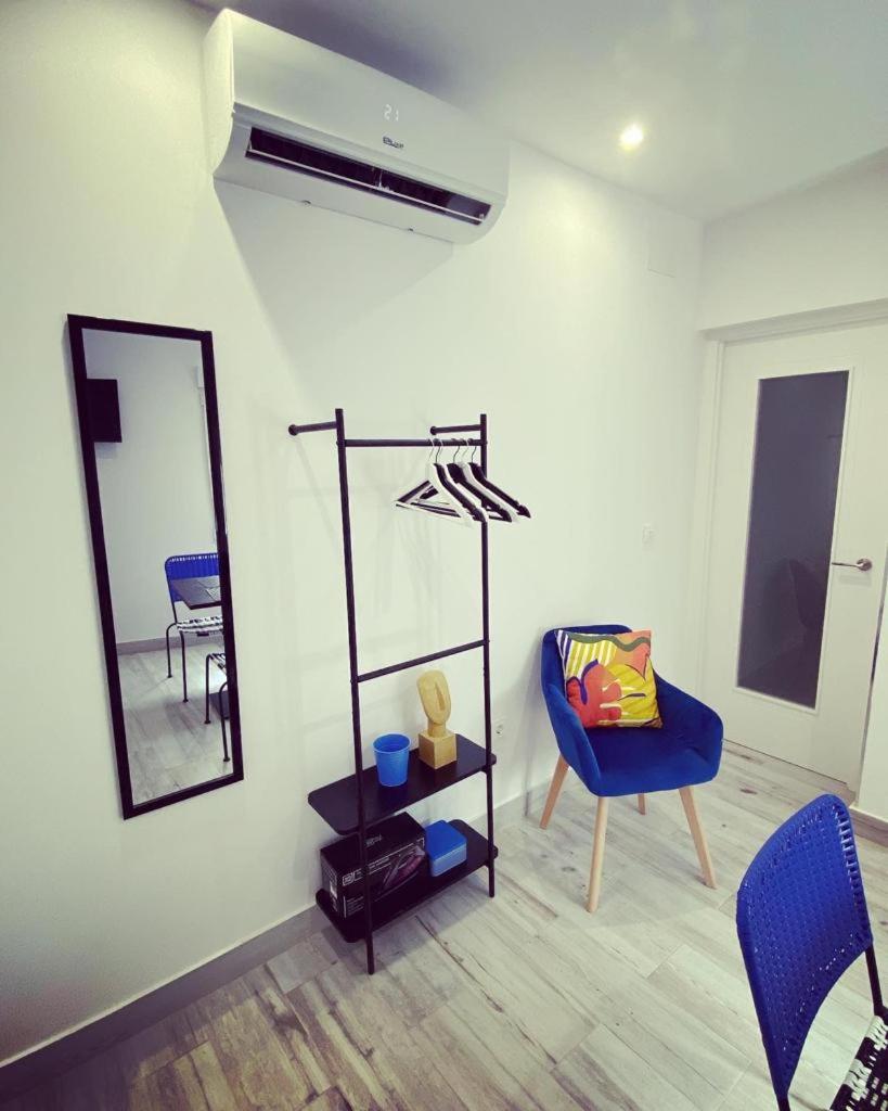 Twin Room with Private Bathroom photo 2