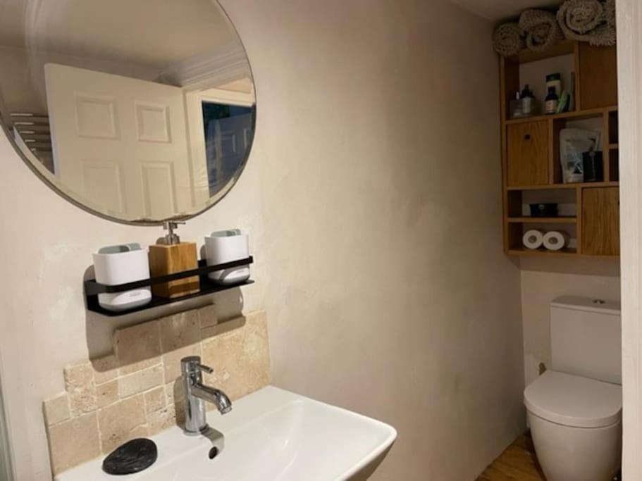 One-Bedroom Apartment photo 3