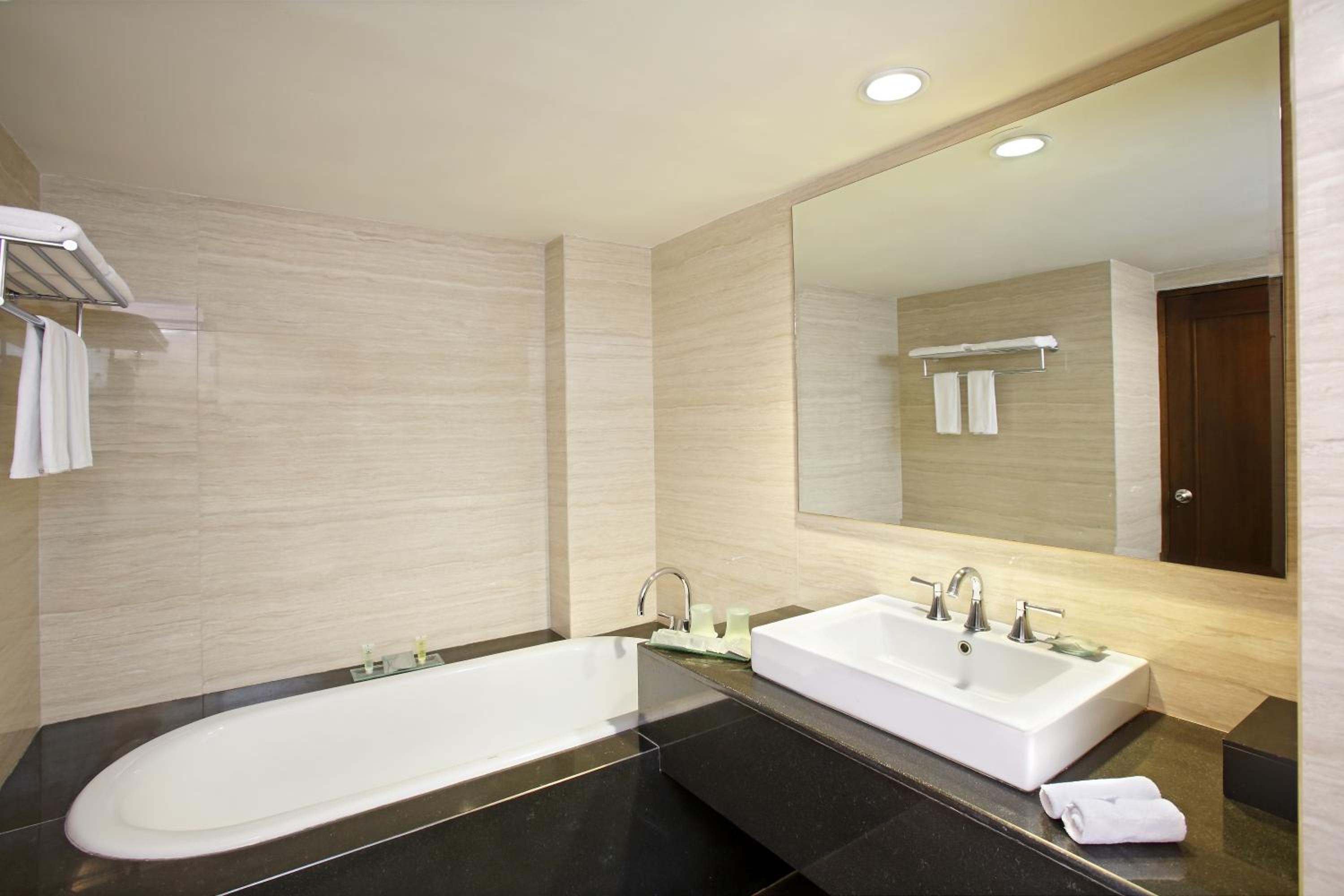 Suite - Photo 7