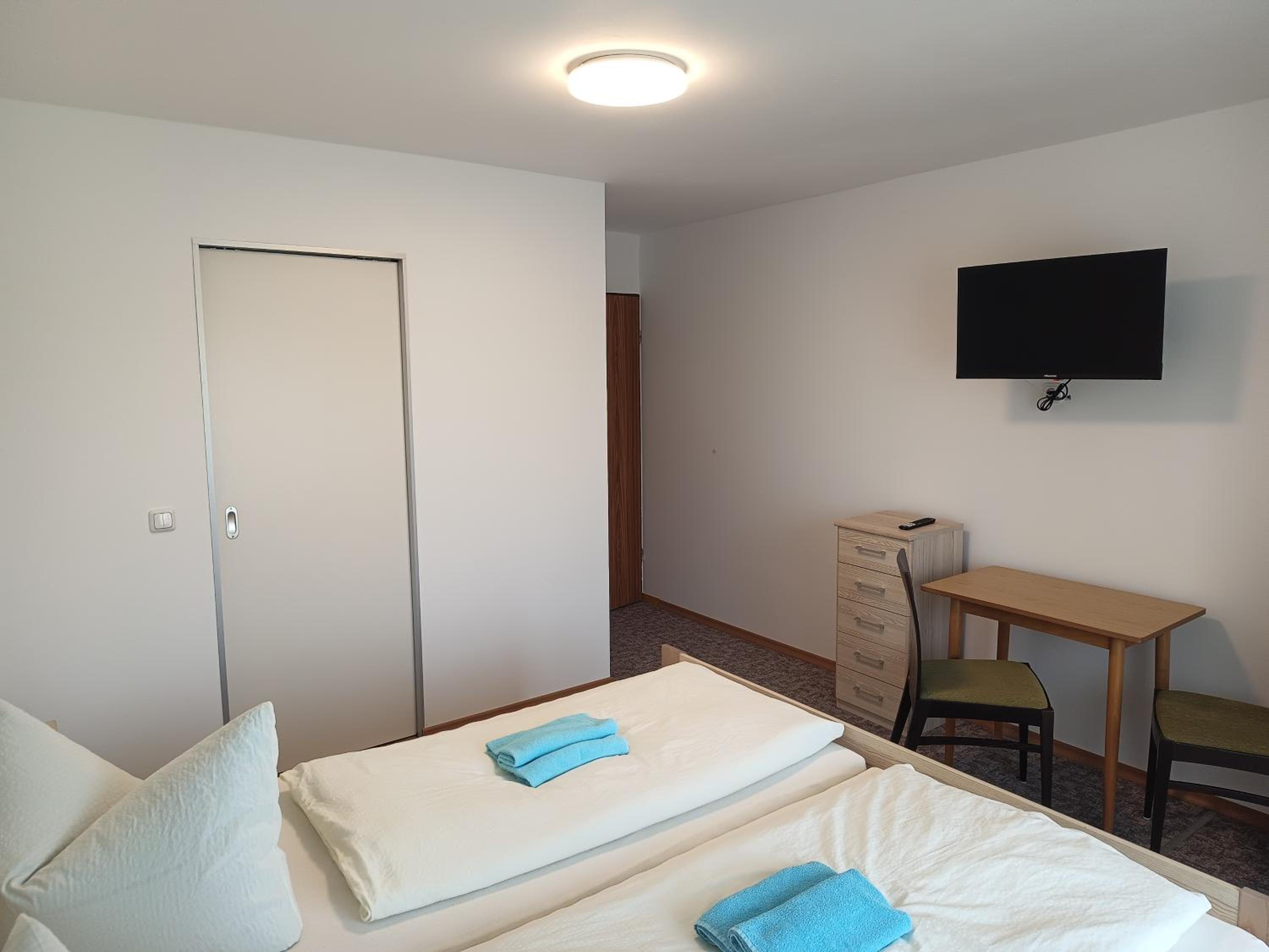 Double Room with Private Bathroom - Photo 8