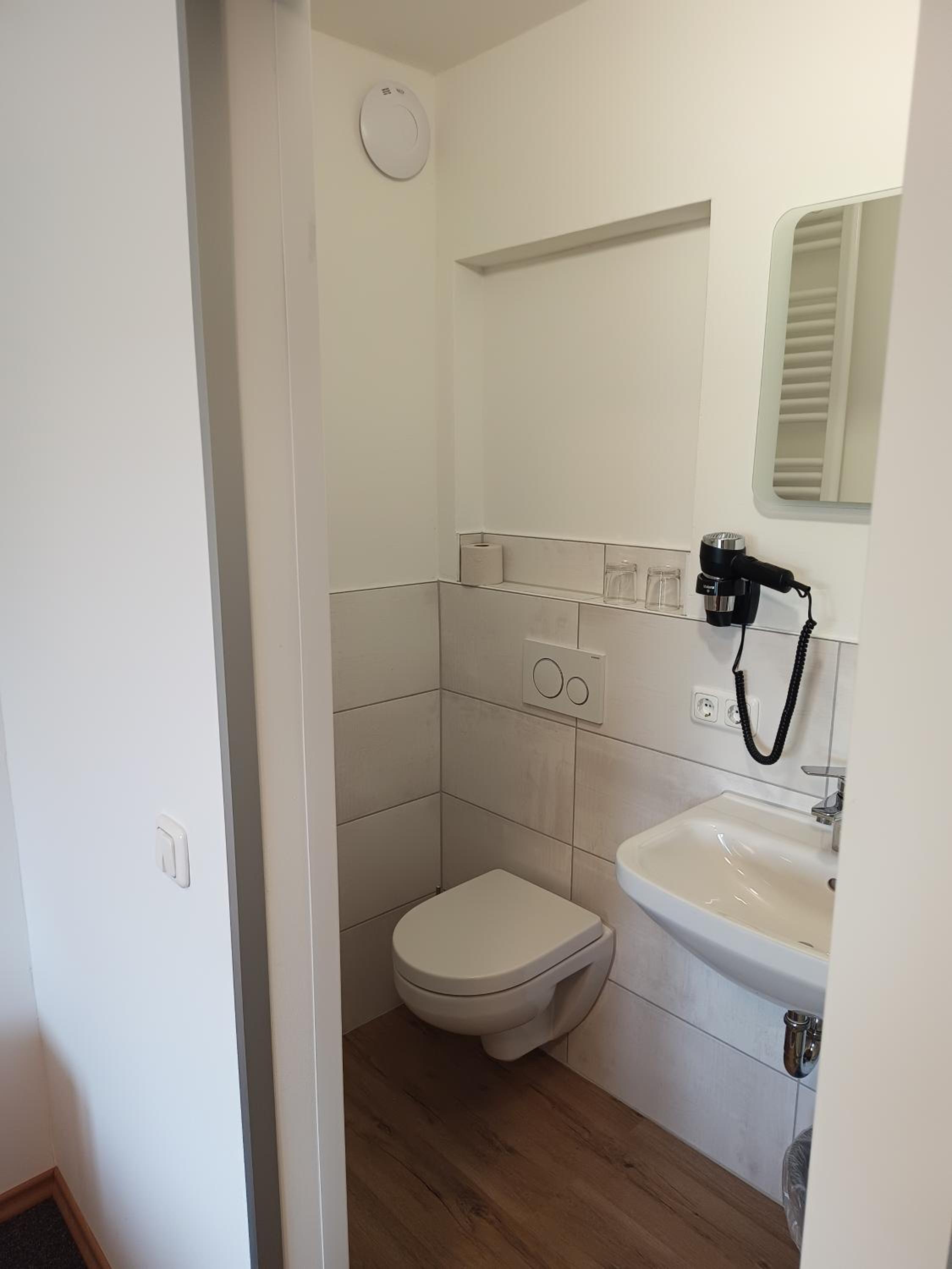Double Room with Private Bathroom - Photo 6