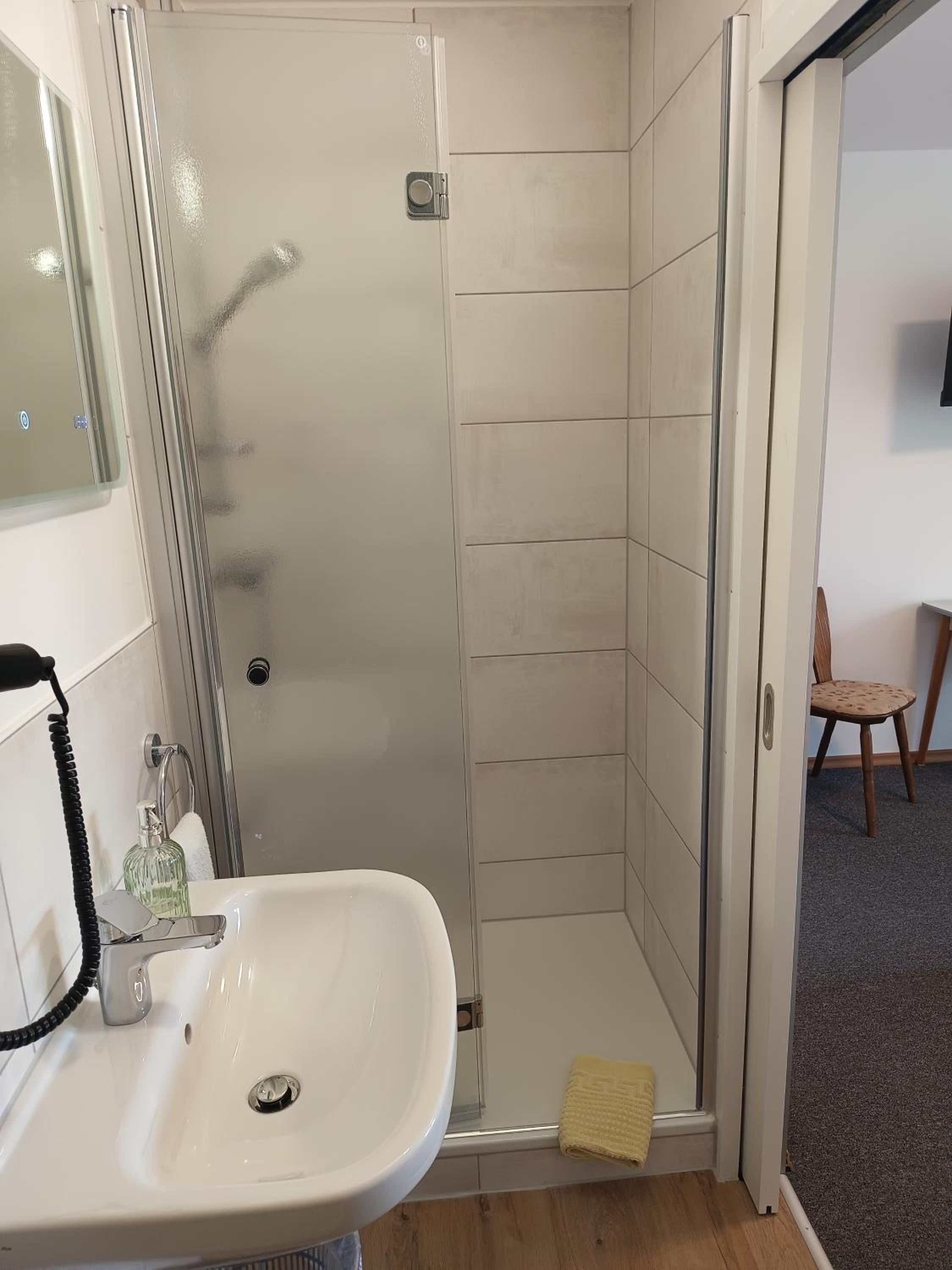 Double Room with Private Bathroom - Photo 11
