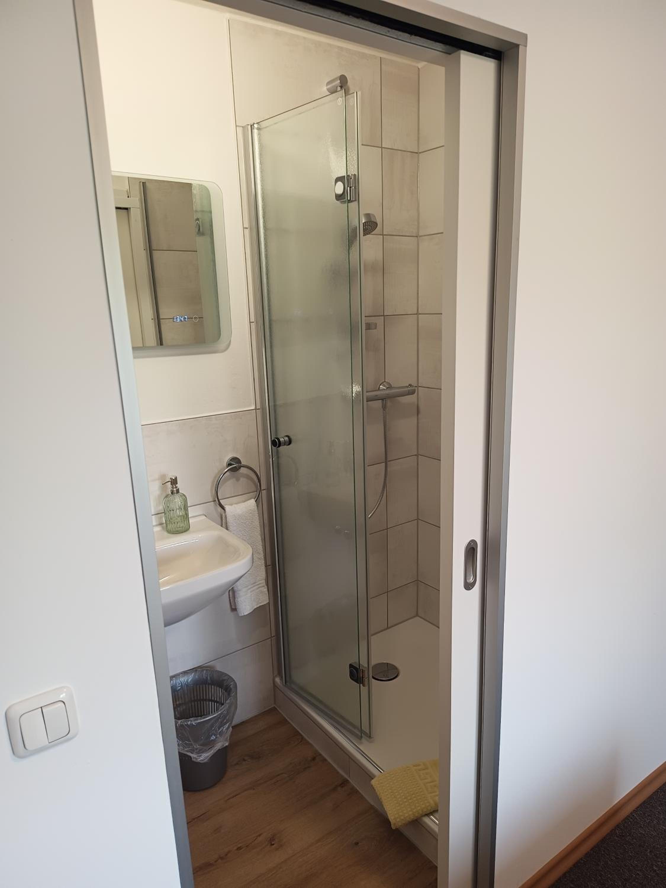 Double Room with Private Bathroom - Photo 10