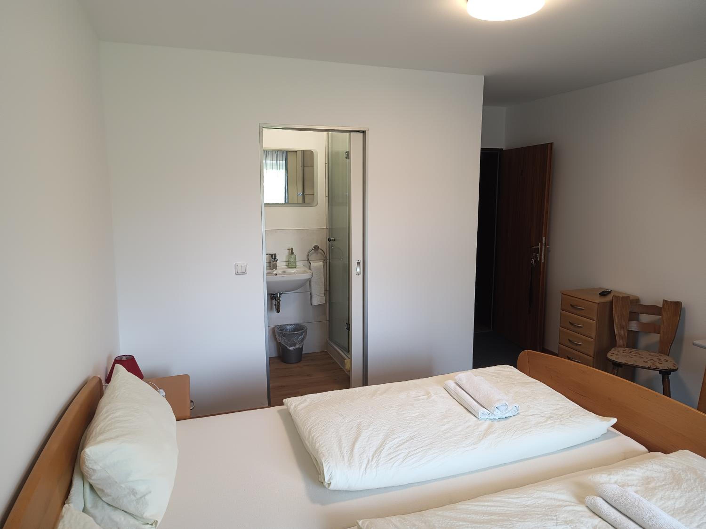 Double Room with Private Bathroom - Photo 9