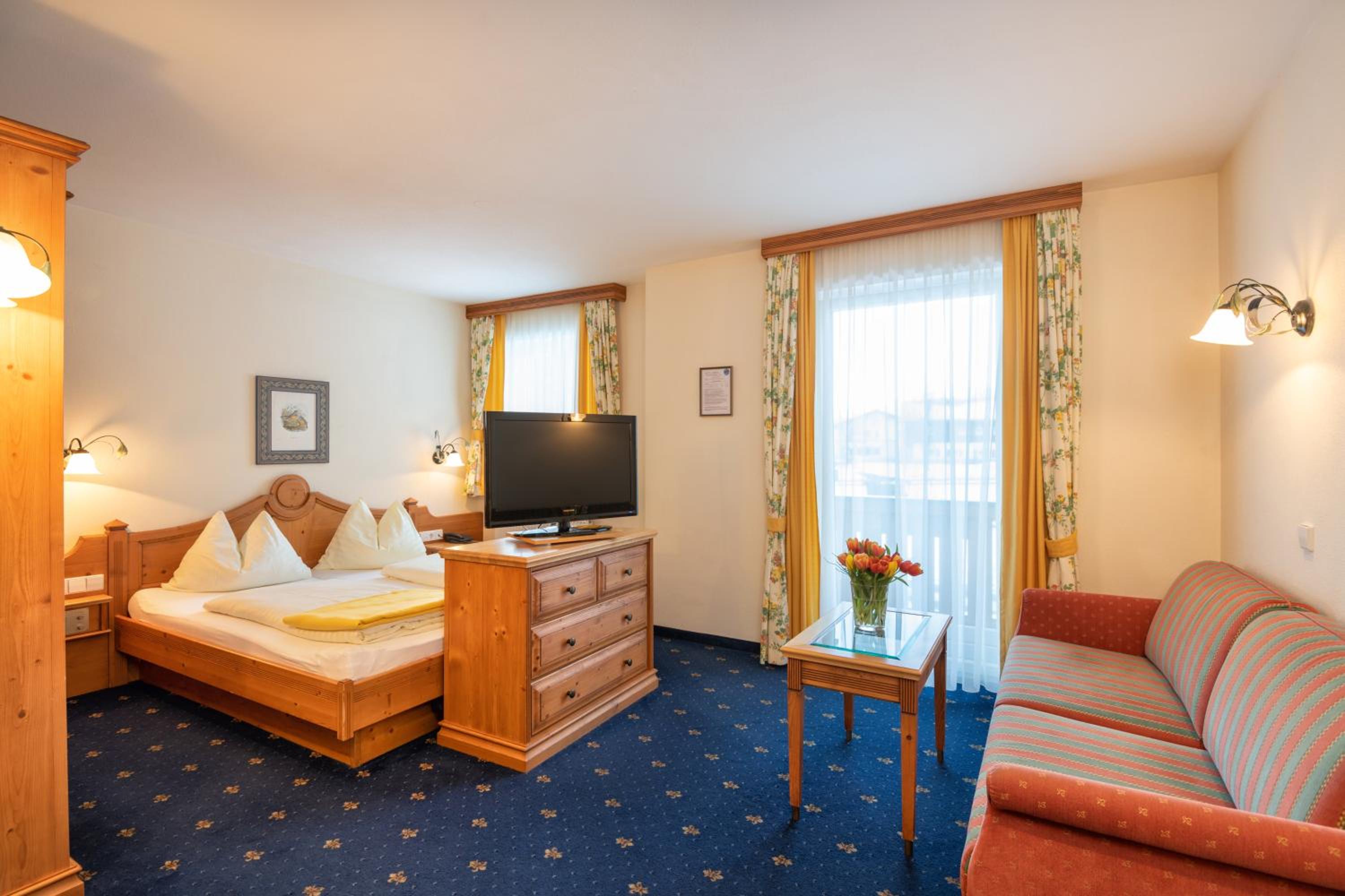Double Room with Balcony (2 Adults + 1 Child) photo 1