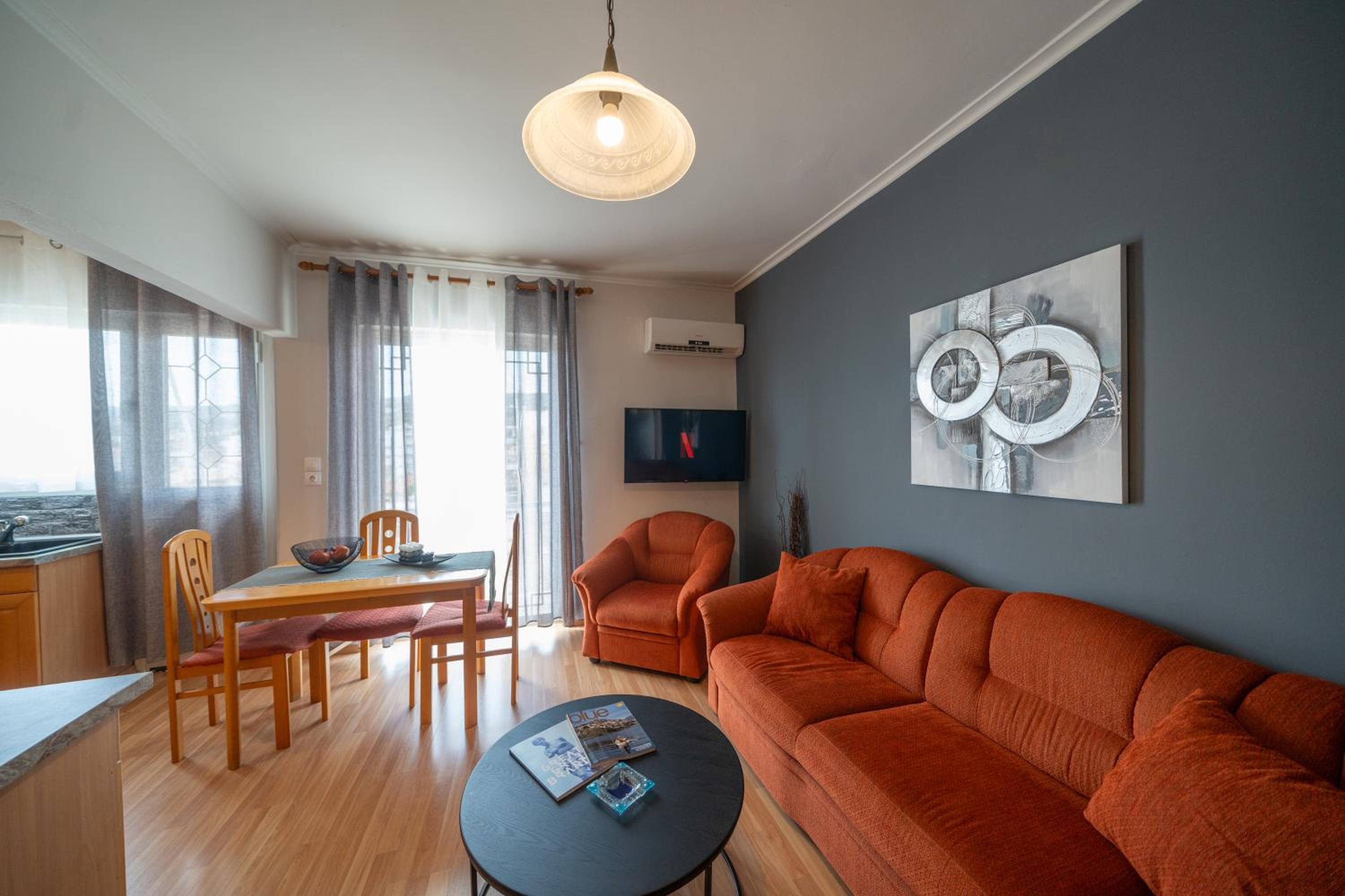 One-Bedroom Apartment photo 1
