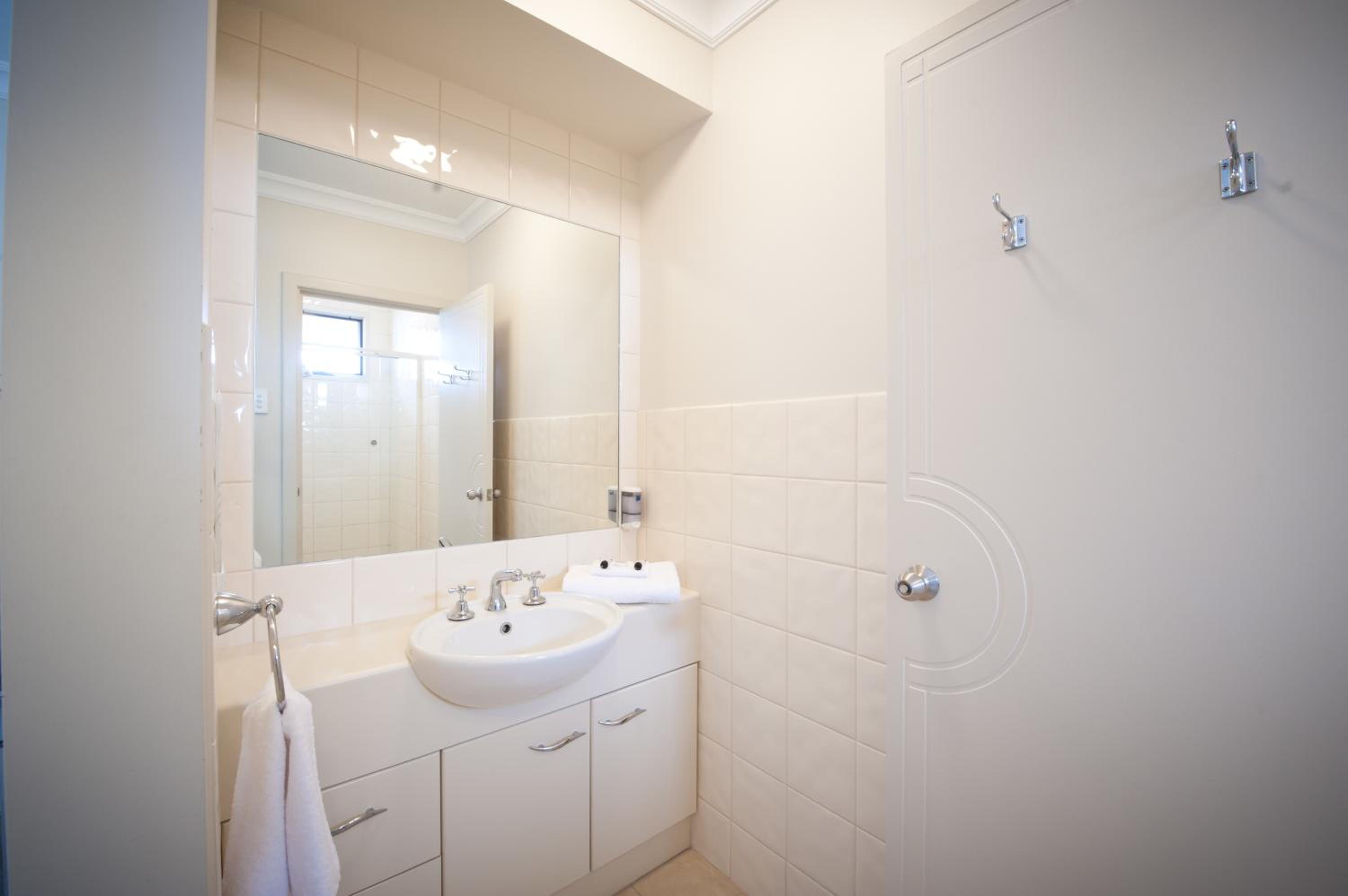 Suite with No View - Photo 5