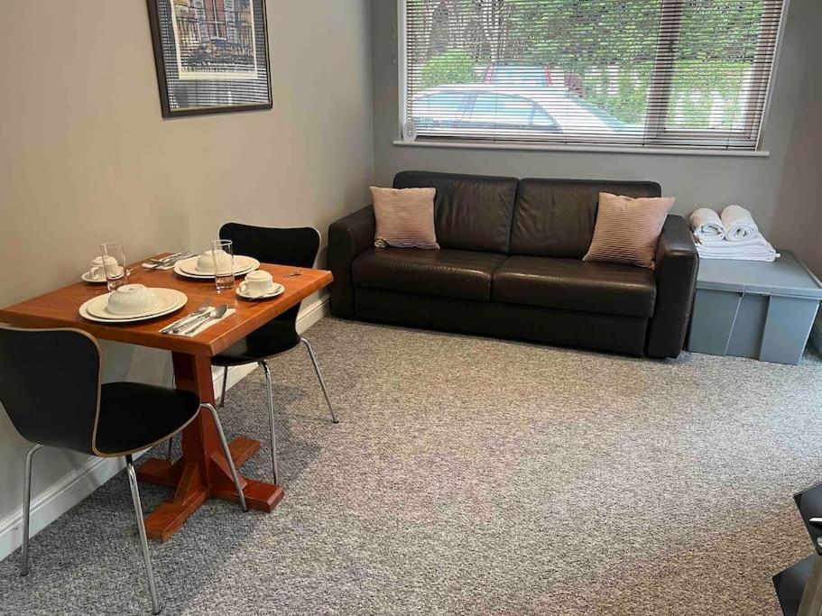 One-Bedroom Apartment photo 2