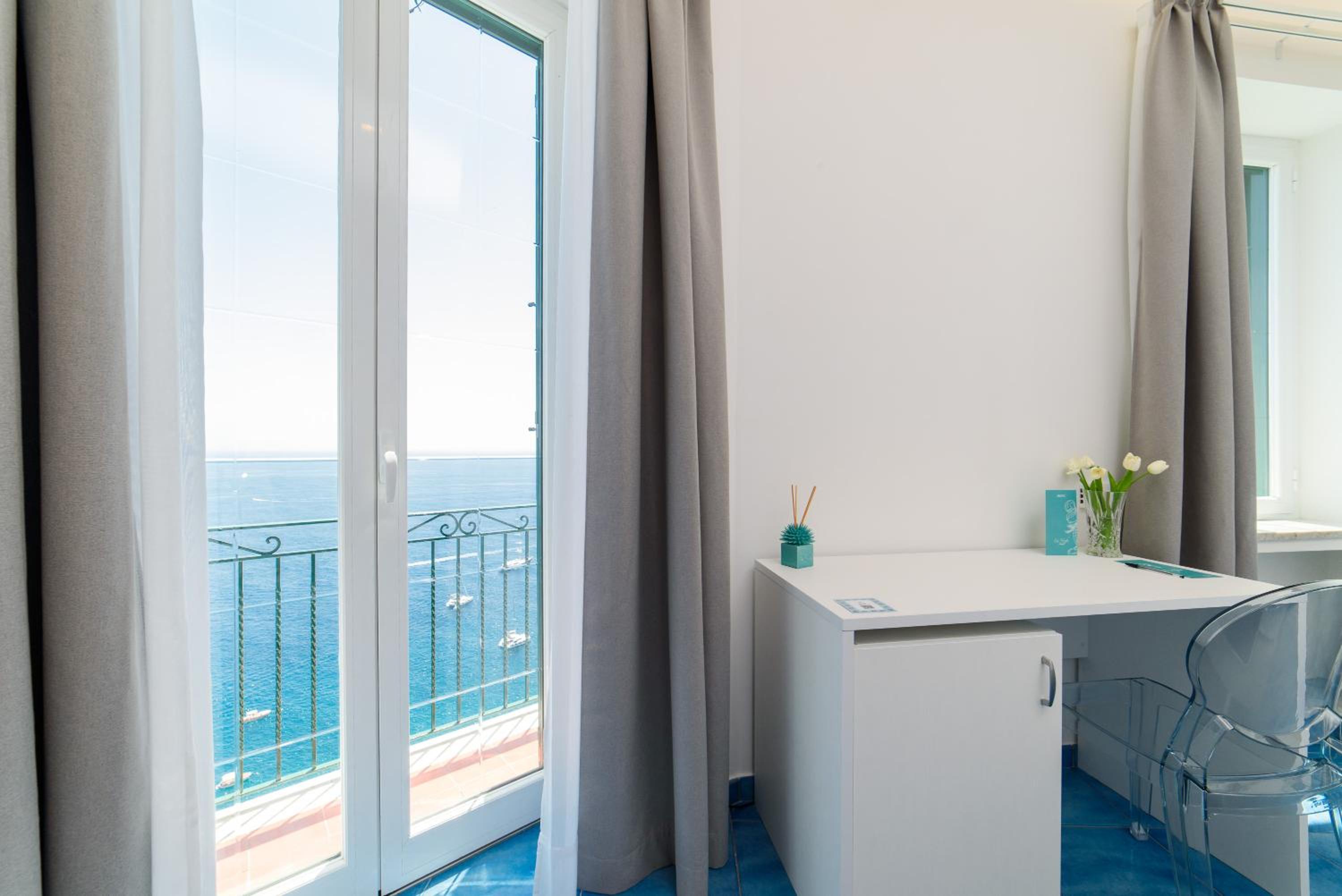 Deluxe Double Room with Balcony and Sea View - Photo 35