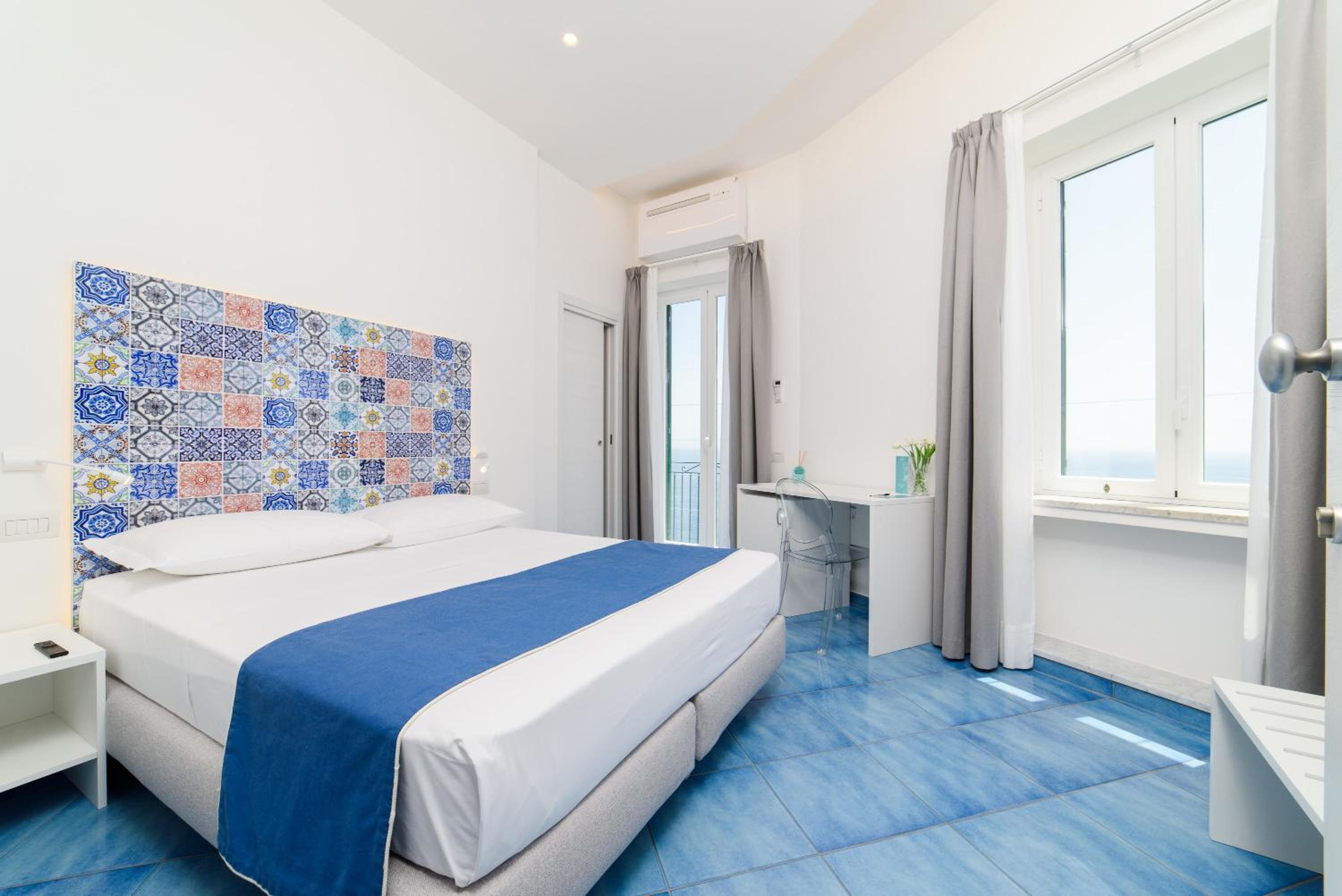 Deluxe Double Room with Balcony and Sea View