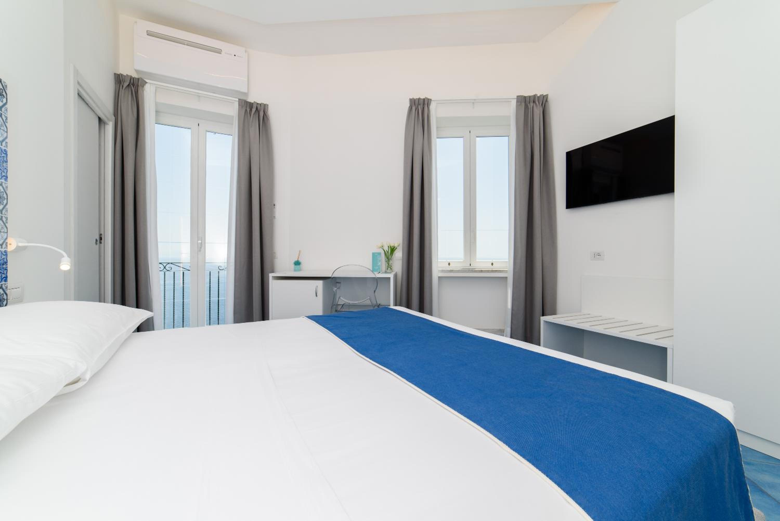 Deluxe Double Room with Balcony and Sea View - Photo 34