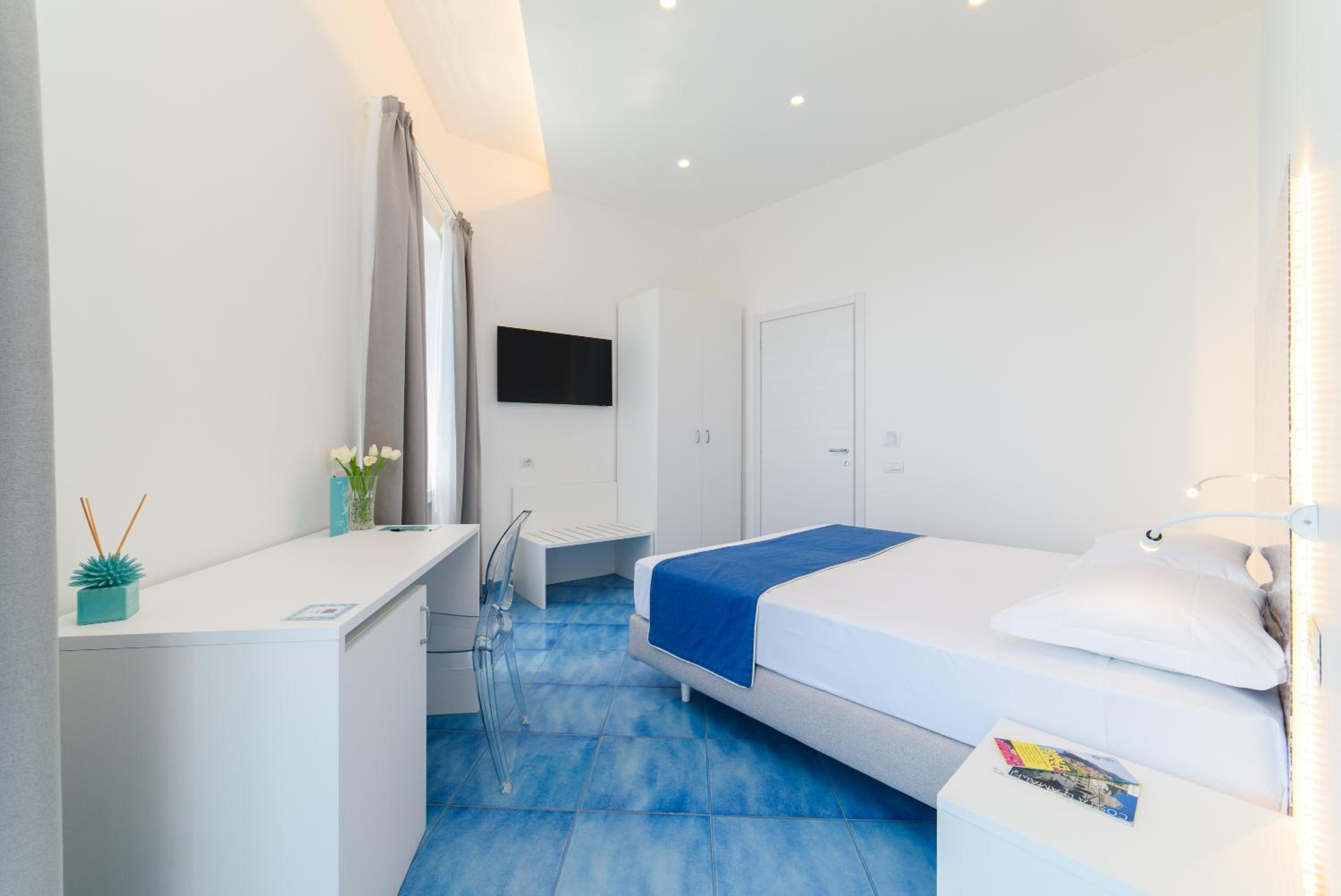 Deluxe Double Room with Balcony and Sea View - Photo 33