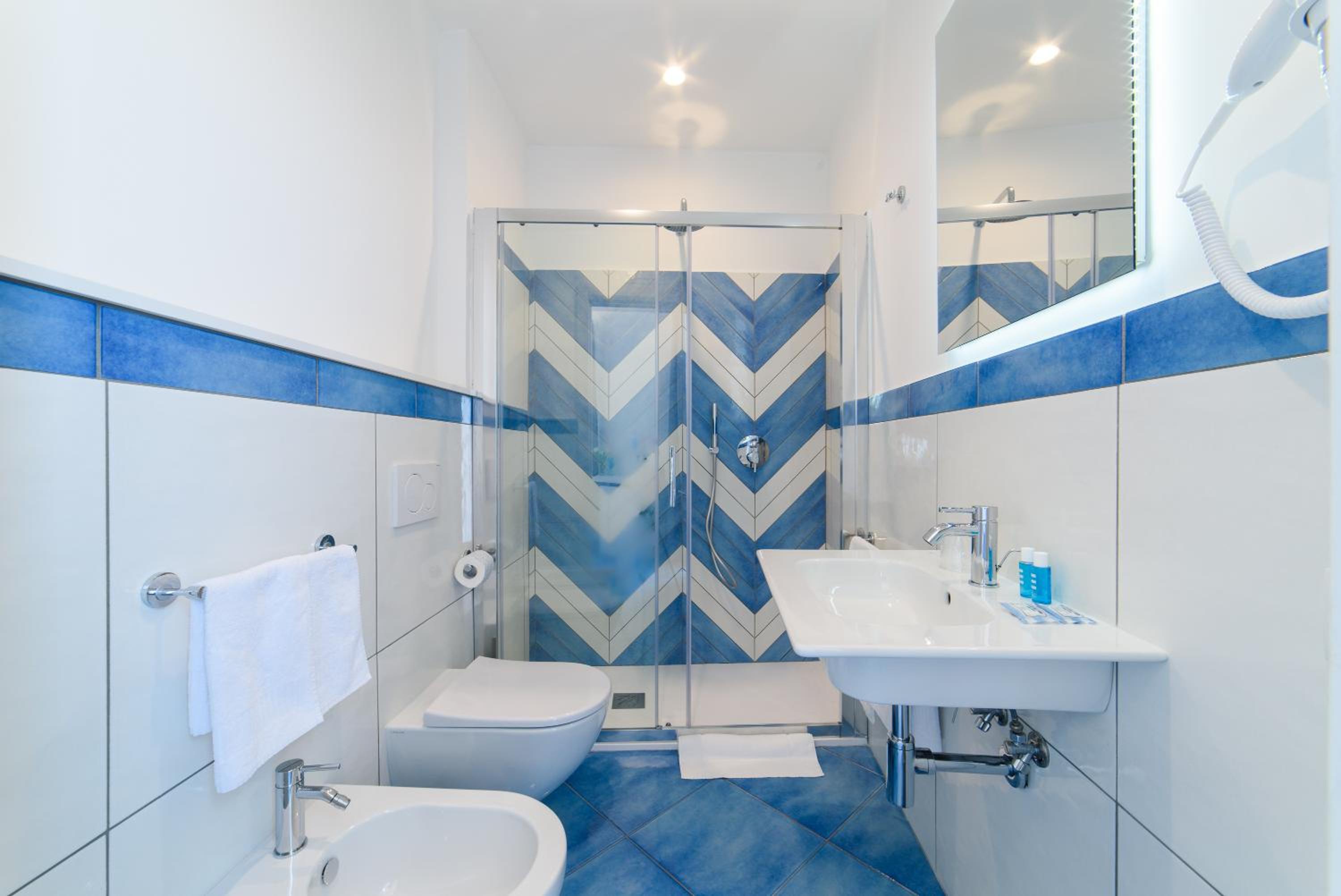 Deluxe Double Room with Balcony and Sea View - Photo 32