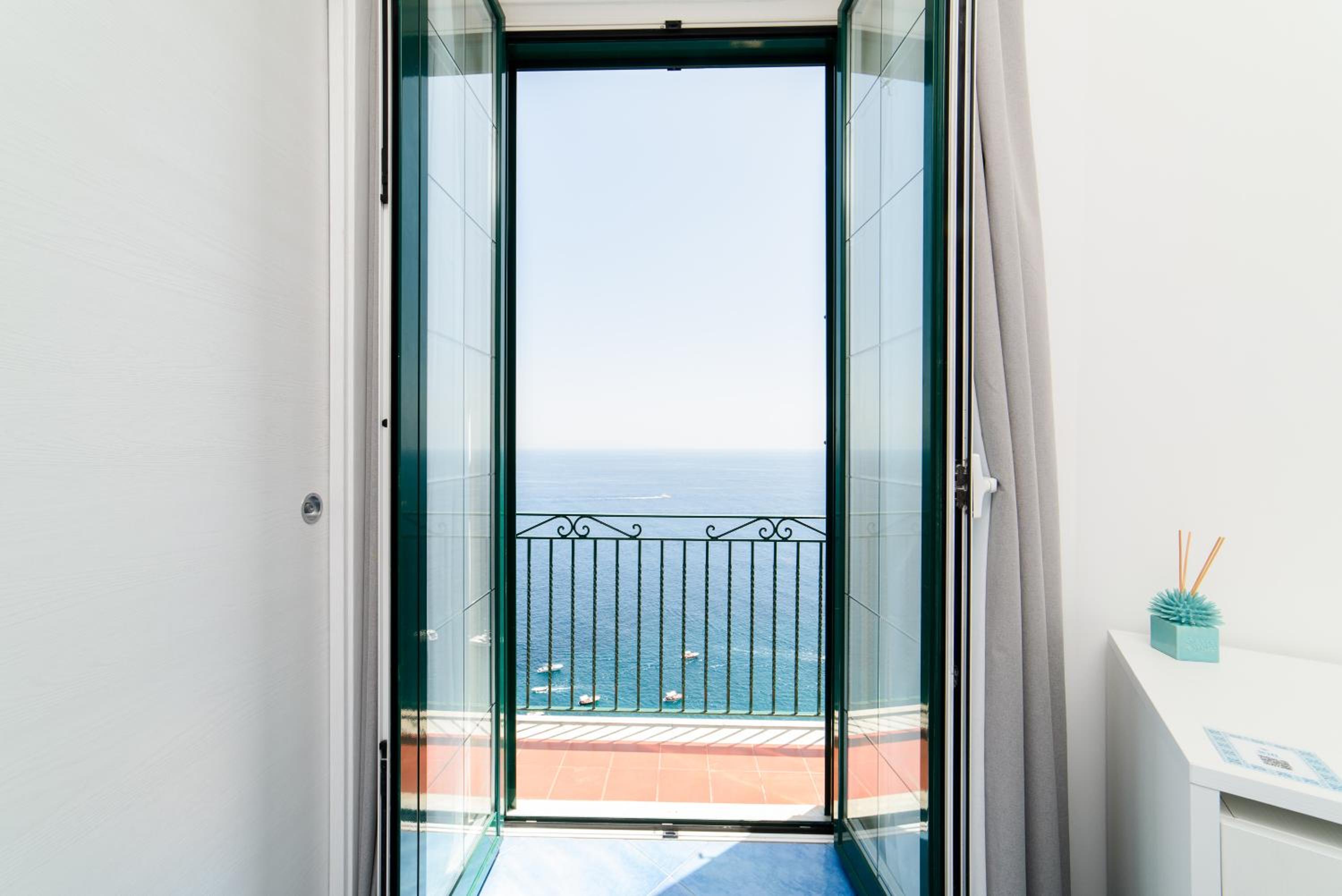 Deluxe Double Room with Balcony and Sea View - Photo 30