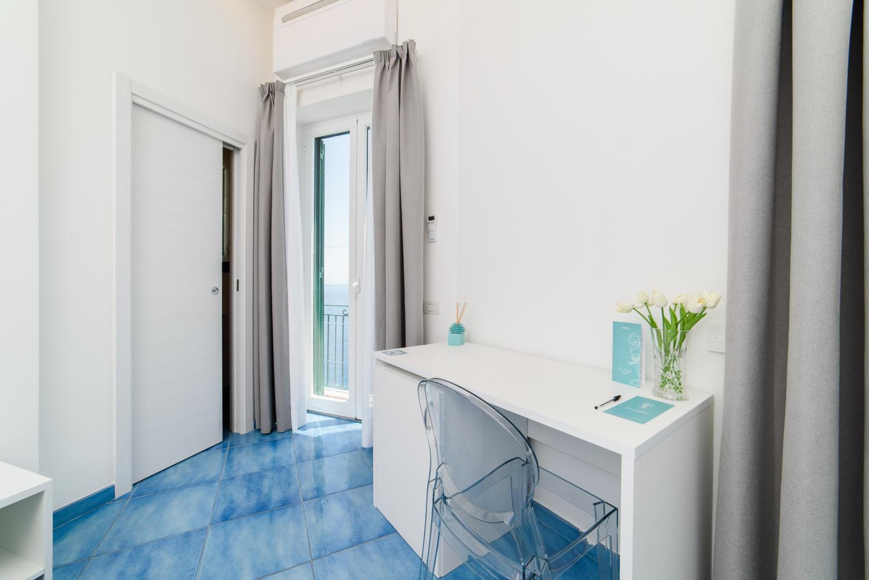 Deluxe Double Room with Balcony and Sea View - Photo 29