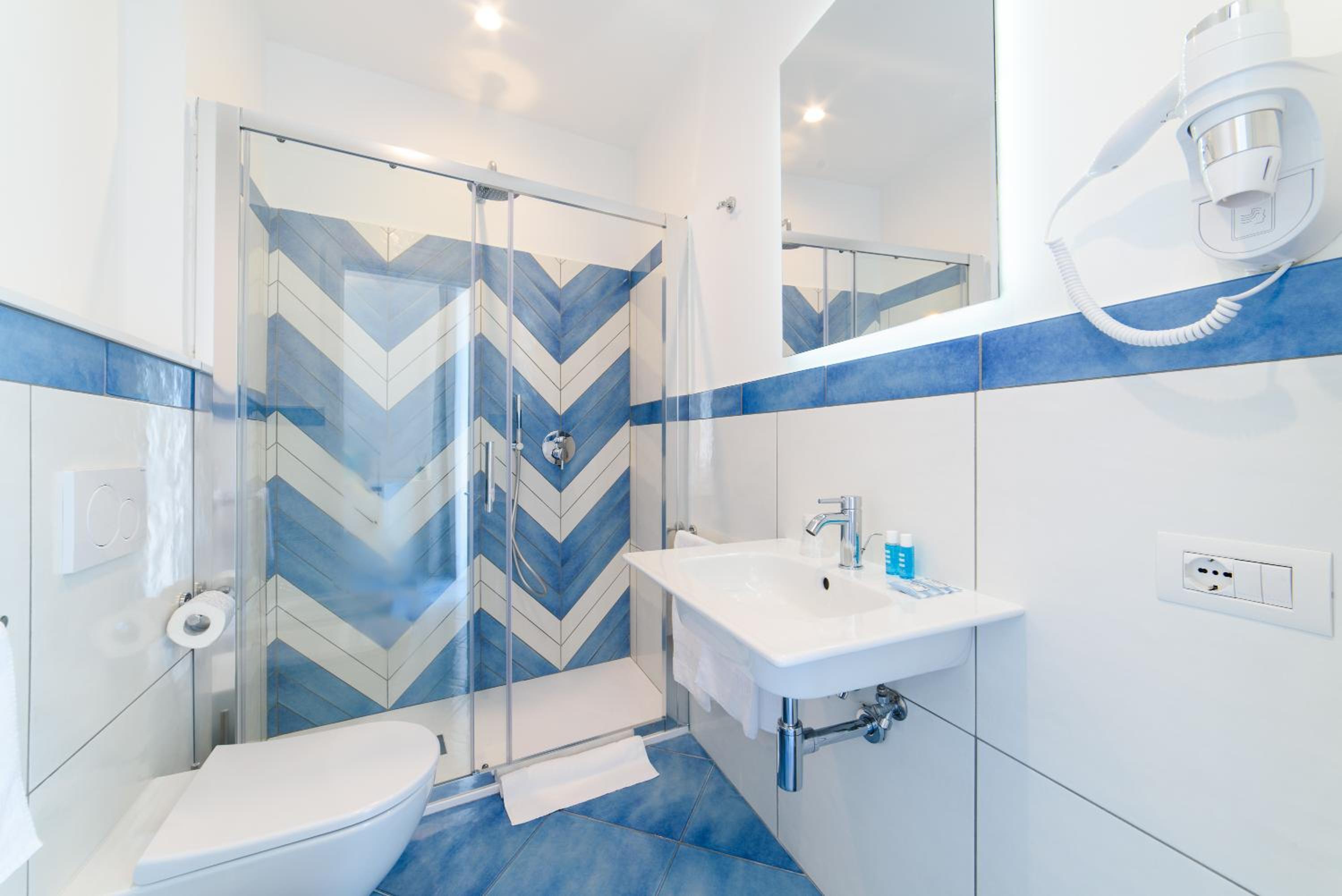 Deluxe Double Room with Balcony and Sea View - Photo 27