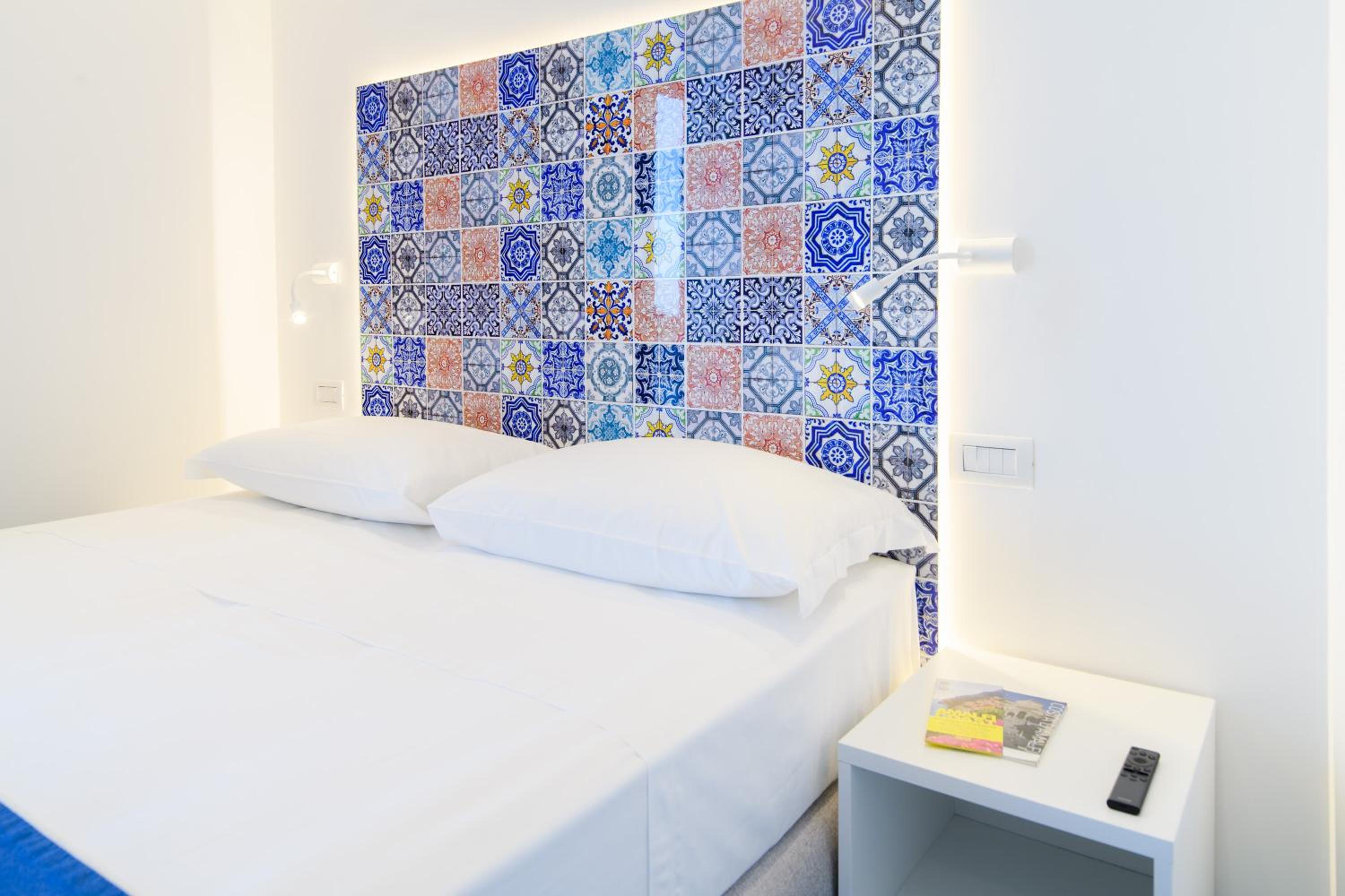 Deluxe Double Room with Balcony and Sea View - Photo 25