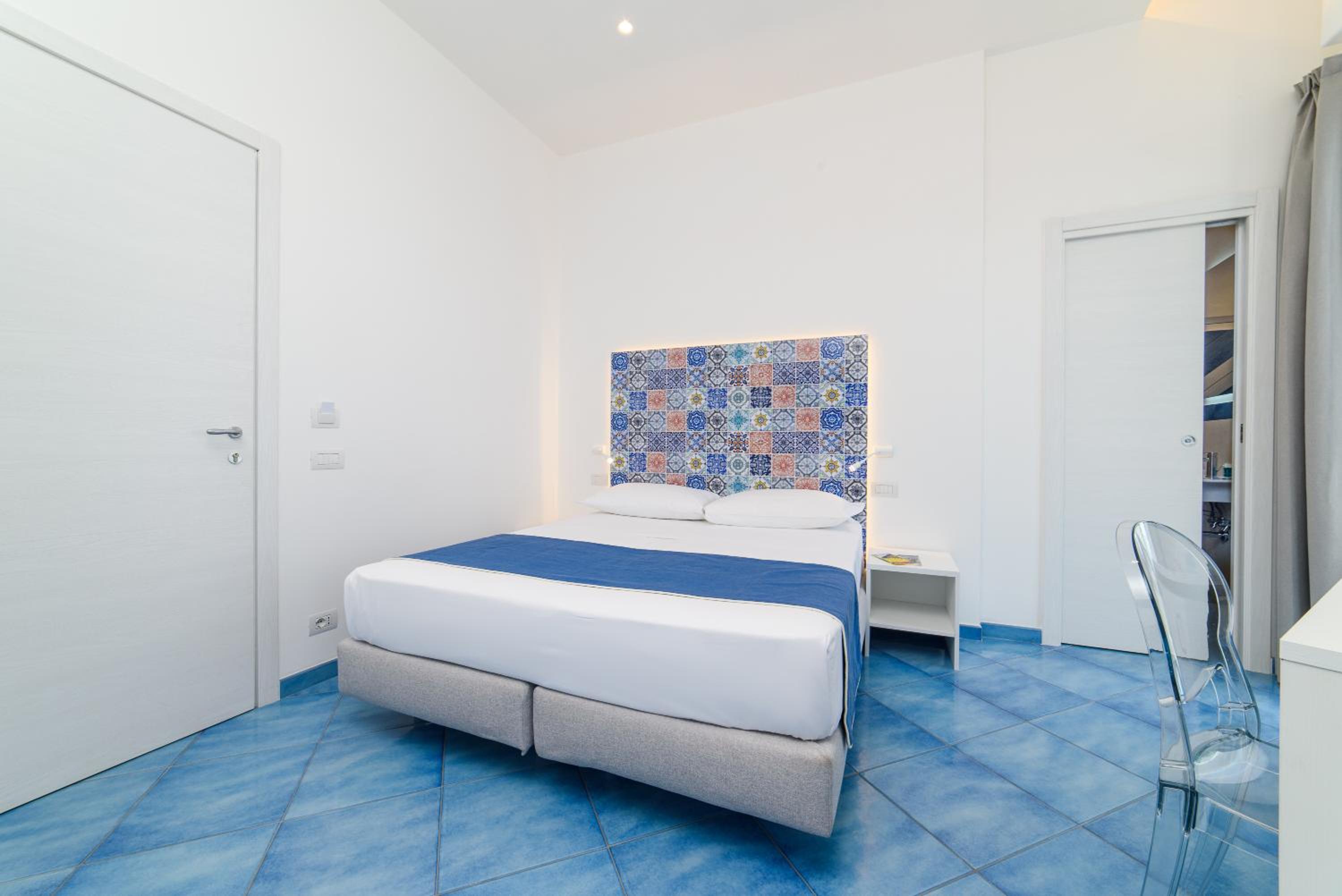 Deluxe Double Room with Balcony and Sea View - Photo 24