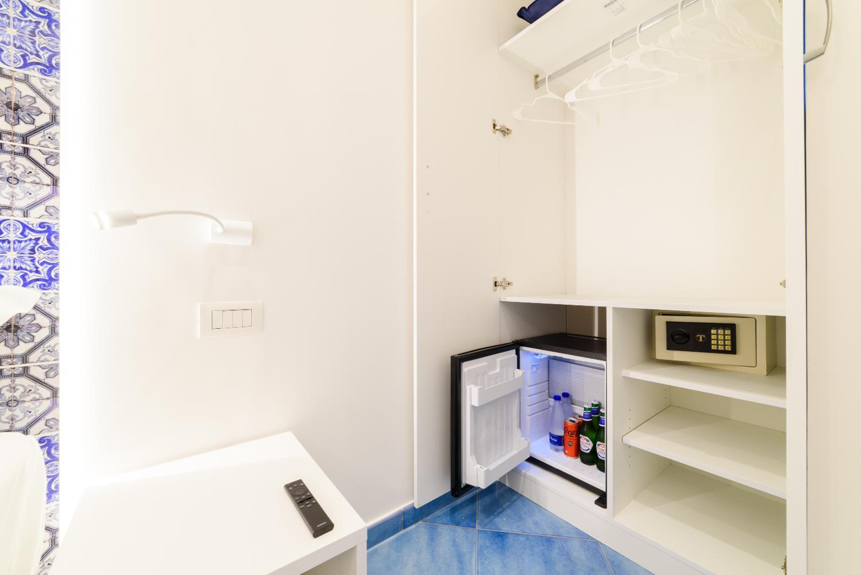 Deluxe Double Room with Balcony and Sea View - Photo 22