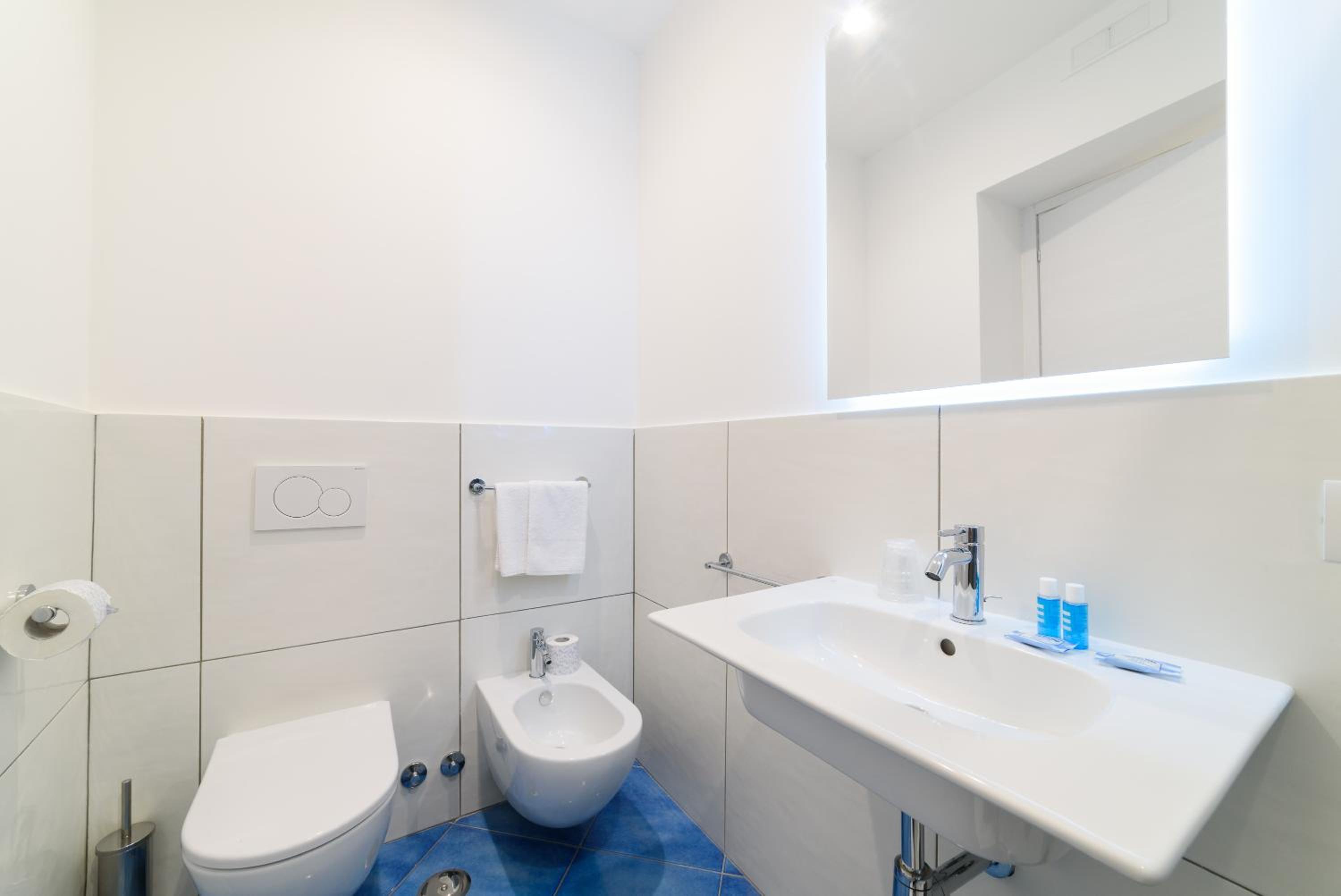 Deluxe Double Room with Balcony and Sea View - Photo 21