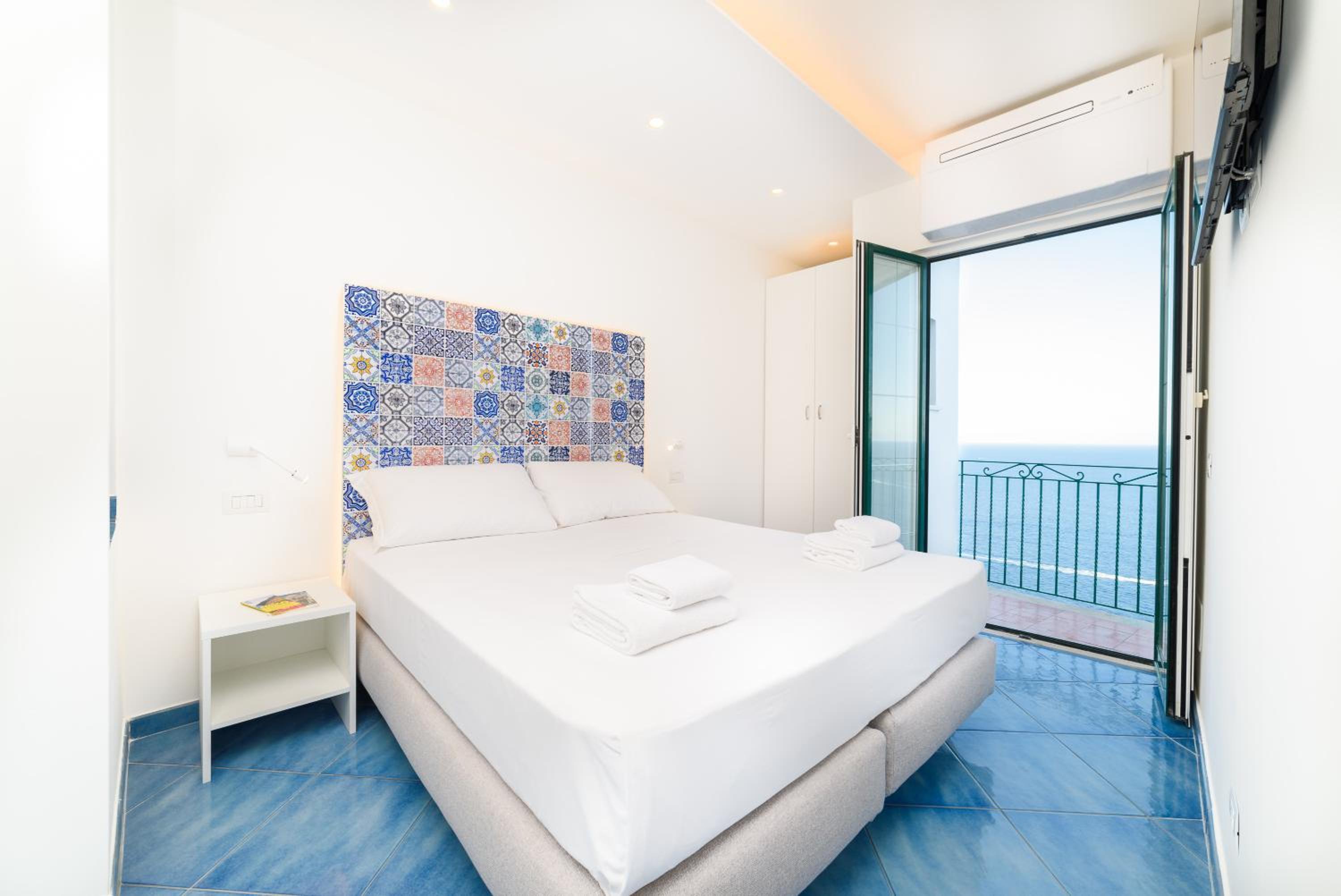 Deluxe Double Room with Balcony and Sea View - Photo 20