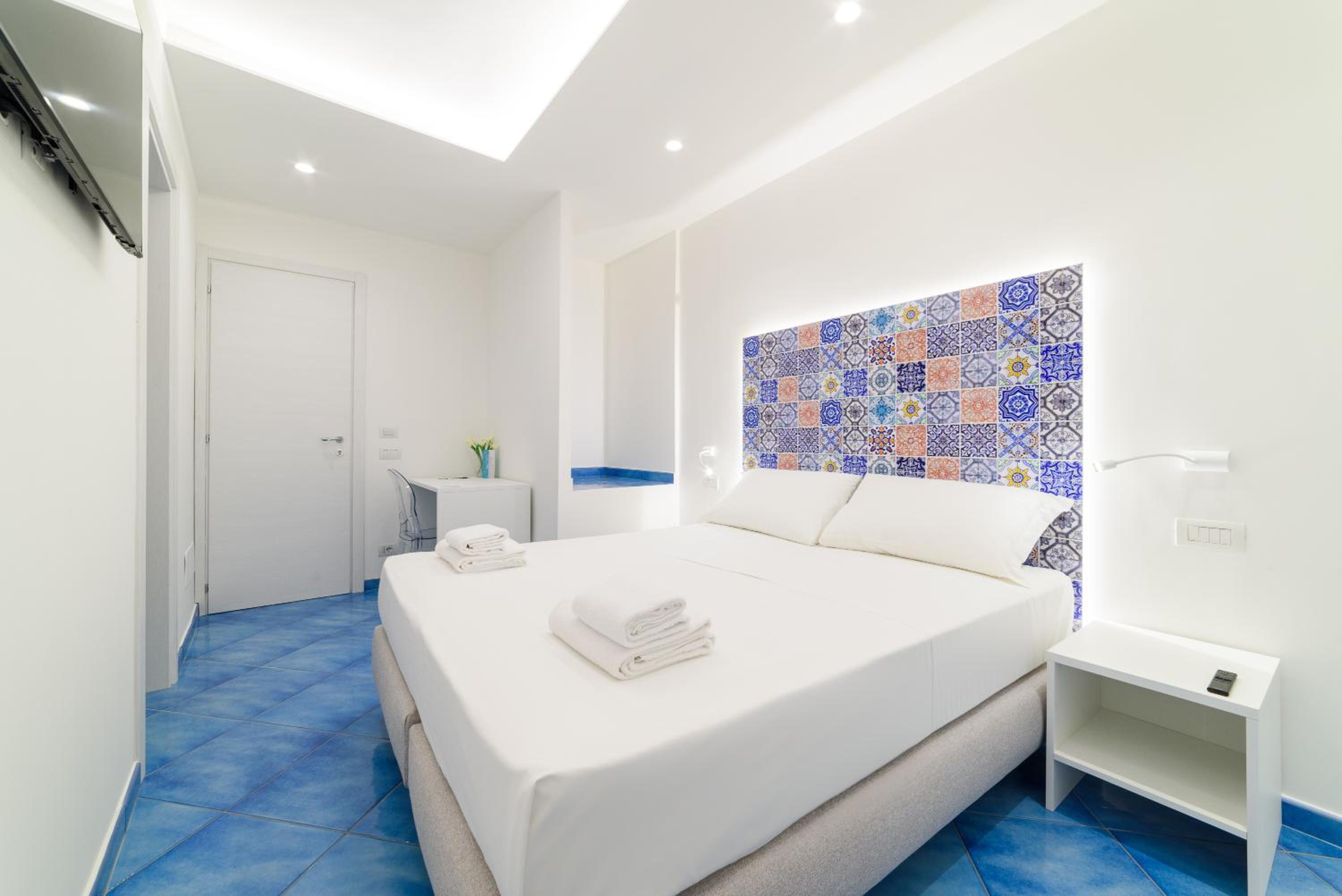 Deluxe Double Room with Balcony and Sea View - Photo 18