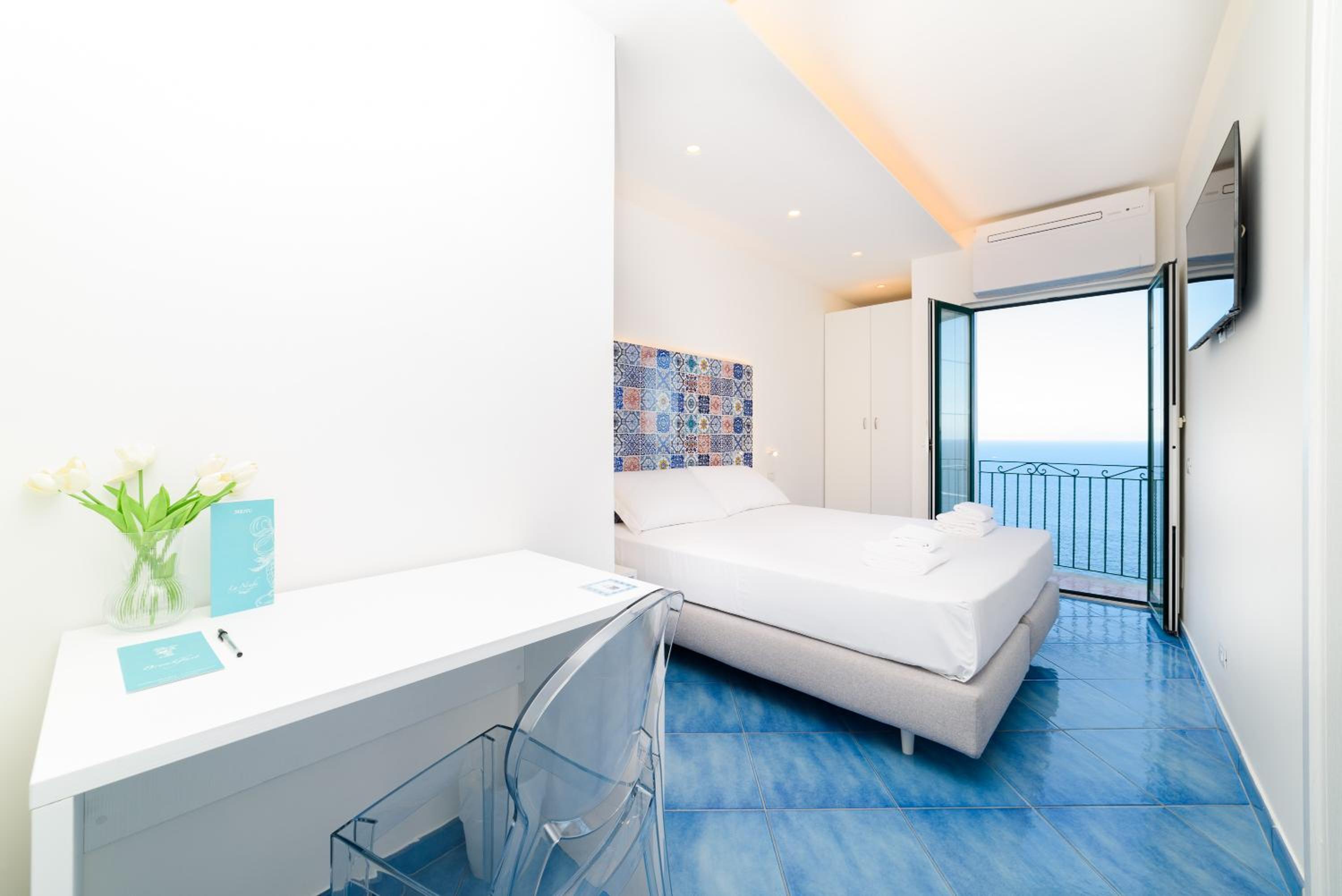 Deluxe Double Room with Balcony and Sea View - Photo 16