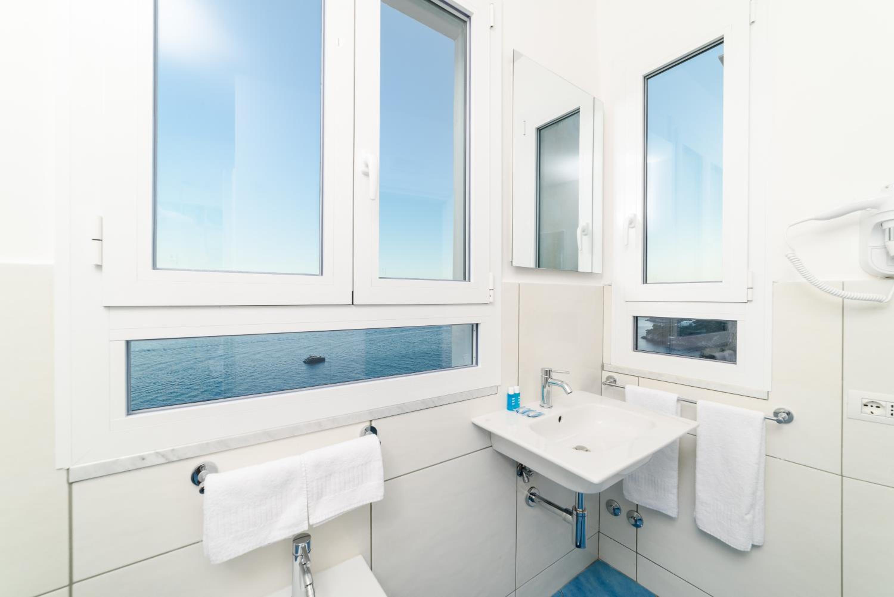 Deluxe Double Room with Balcony and Sea View - Photo 15