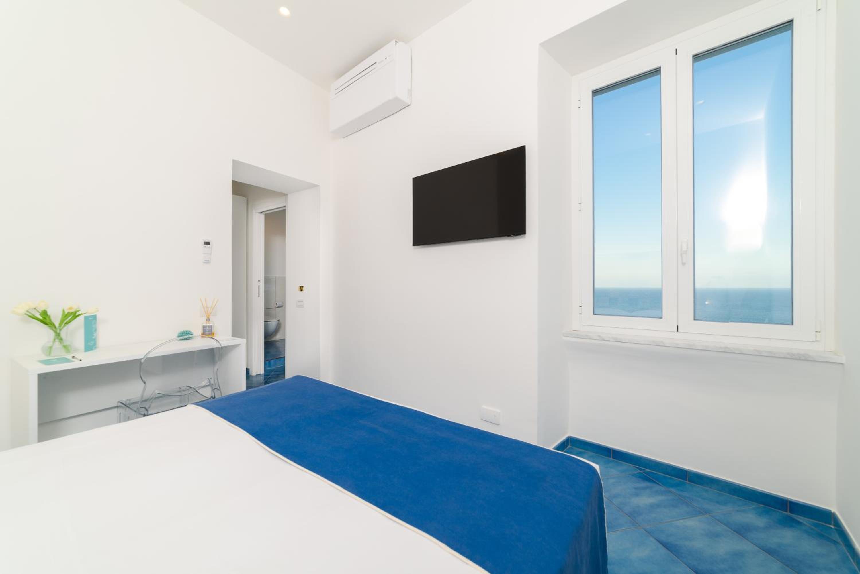 Deluxe Double Room with Balcony and Sea View - Photo 13