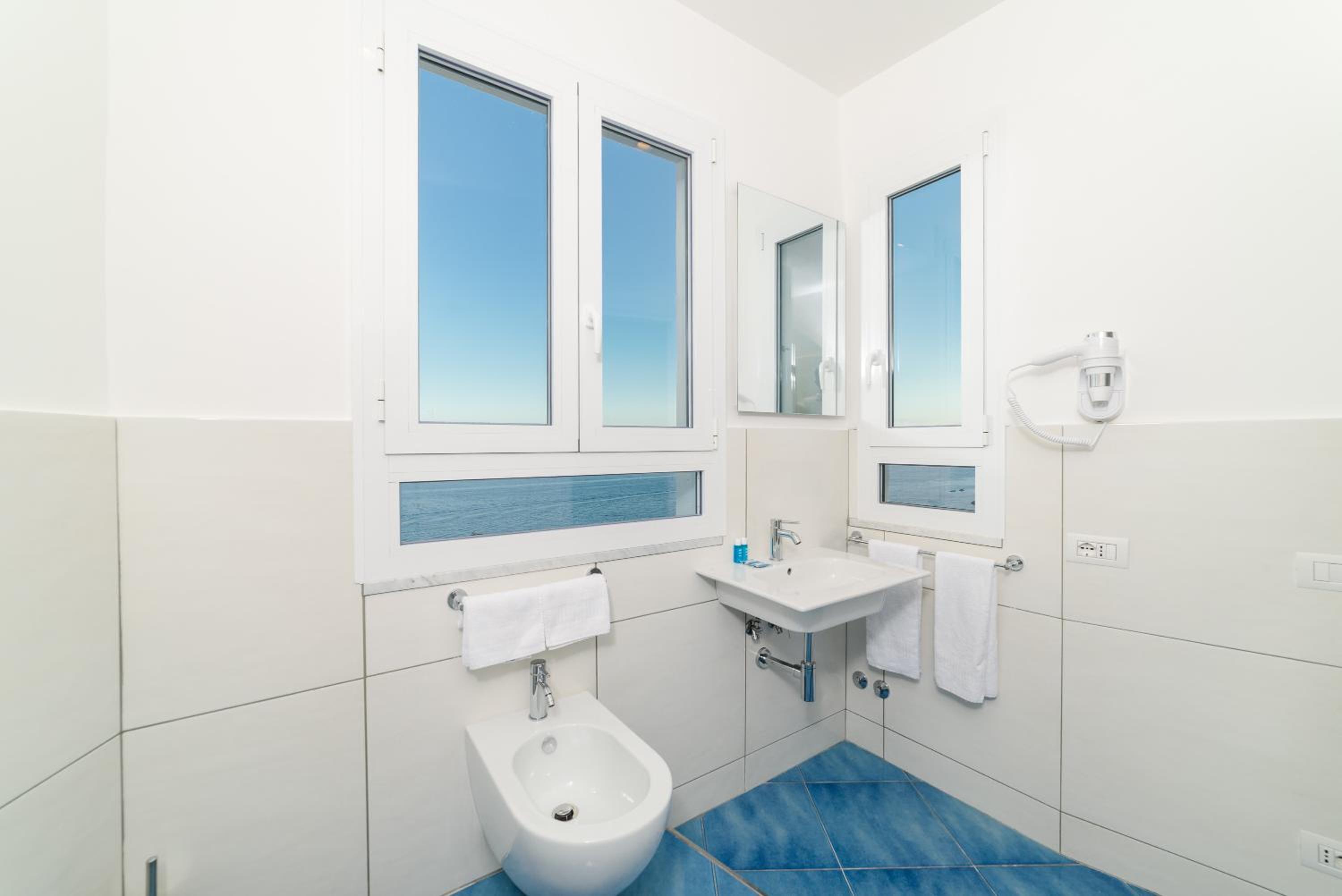 Deluxe Double Room with Balcony and Sea View - Photo 12