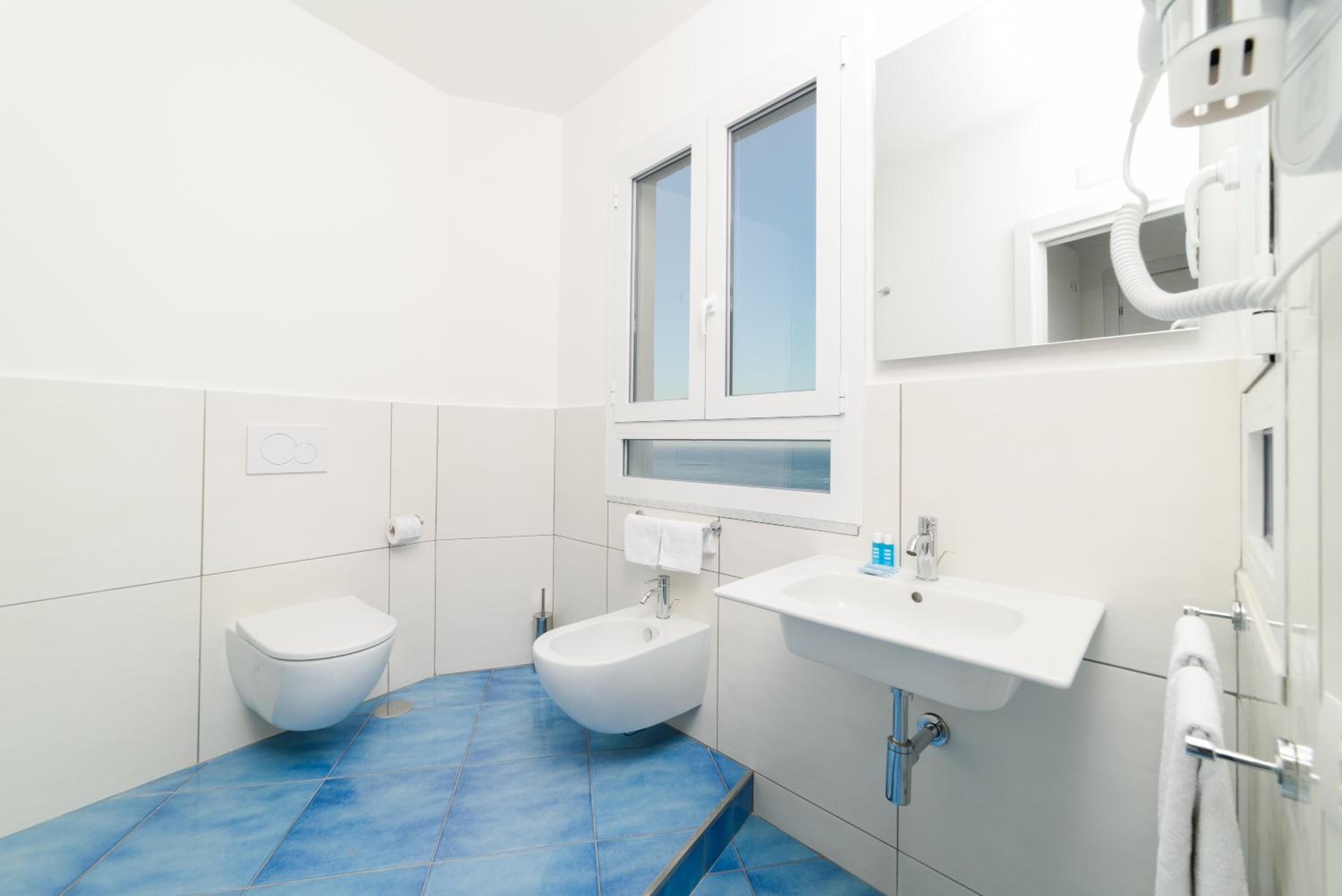 Deluxe Double Room with Balcony and Sea View - Photo 11