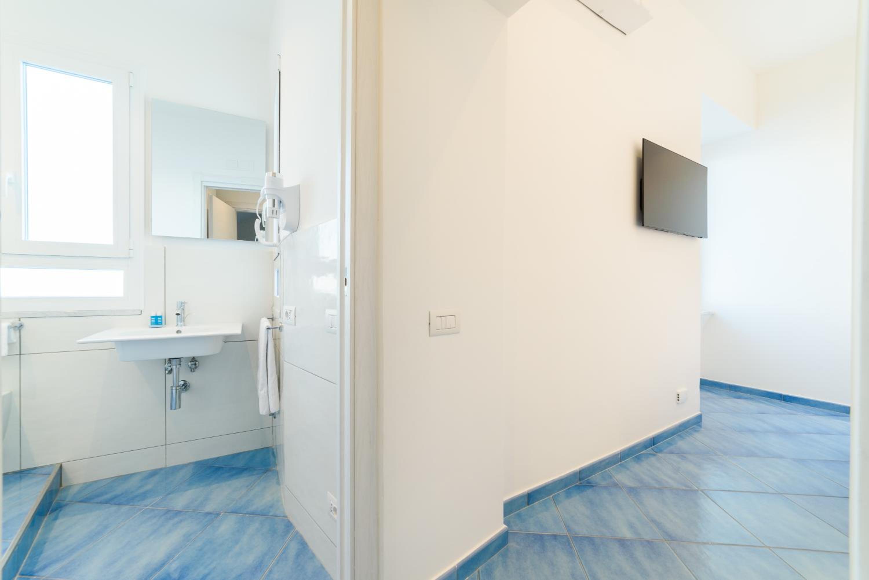 Deluxe Double Room with Balcony and Sea View - Photo 9