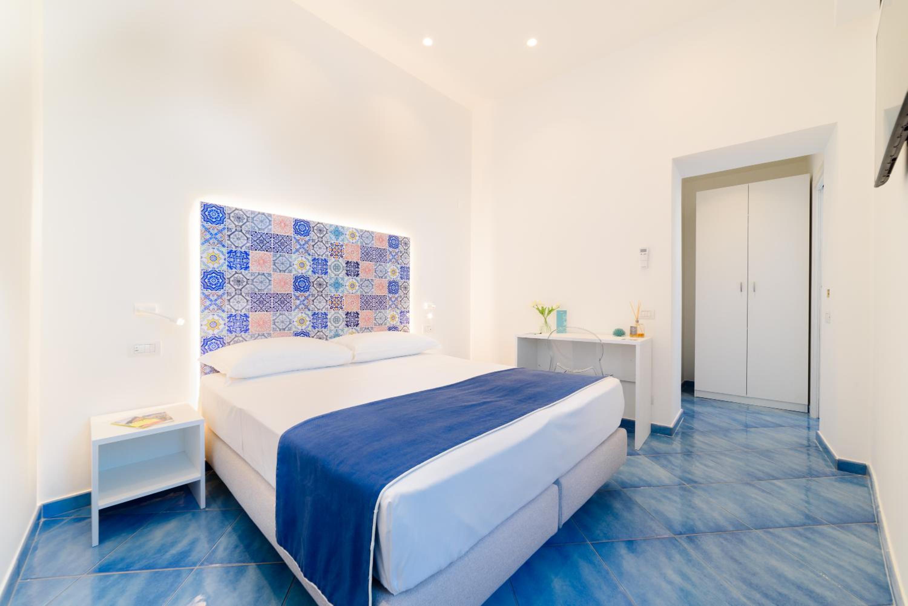 Deluxe Double Room with Balcony and Sea View - Photo 7