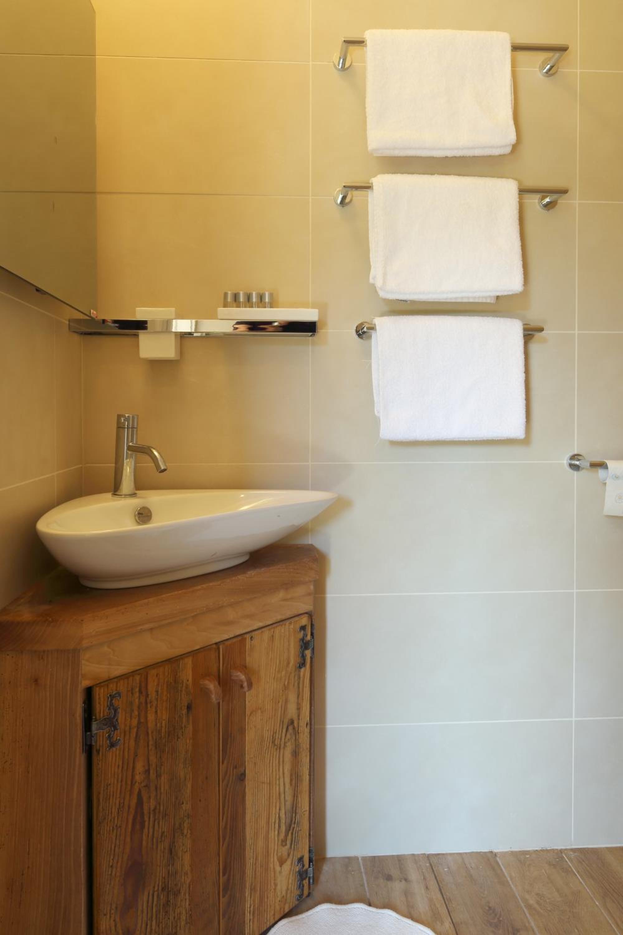 Superior Quadruple Room - Photo 16