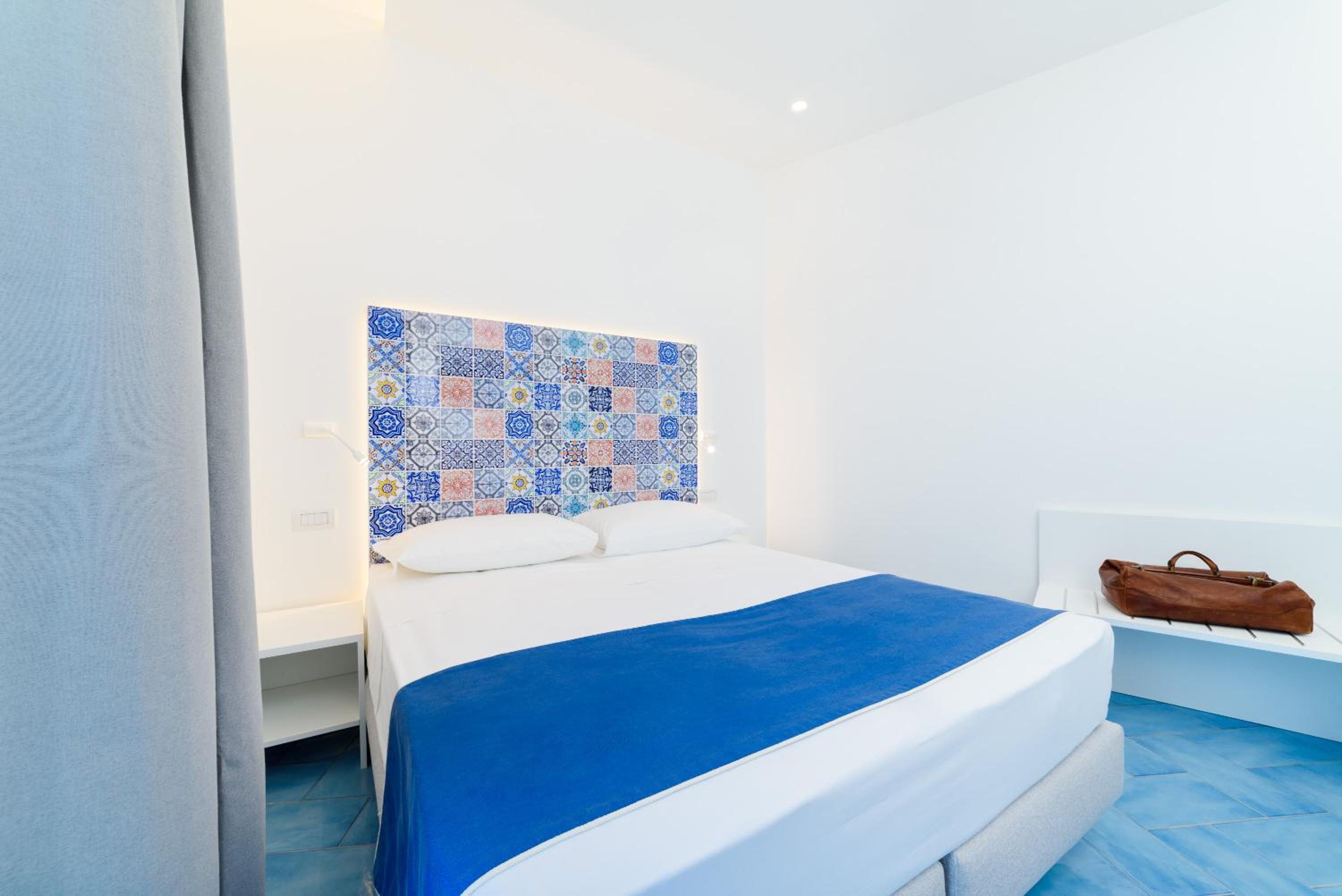 Deluxe Double Room with Balcony and Sea View - Photo 51