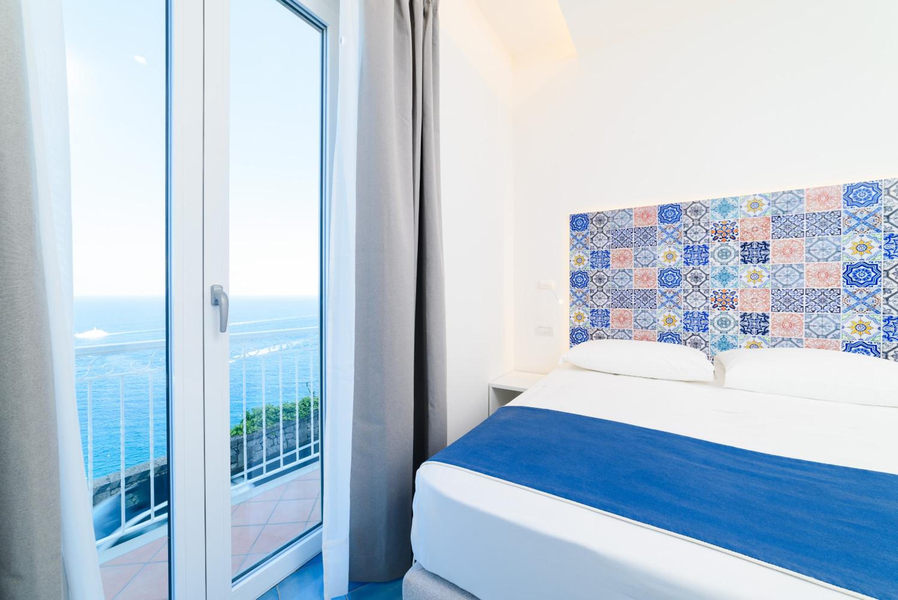 Deluxe Double Room with Balcony and Sea View - Photo 49